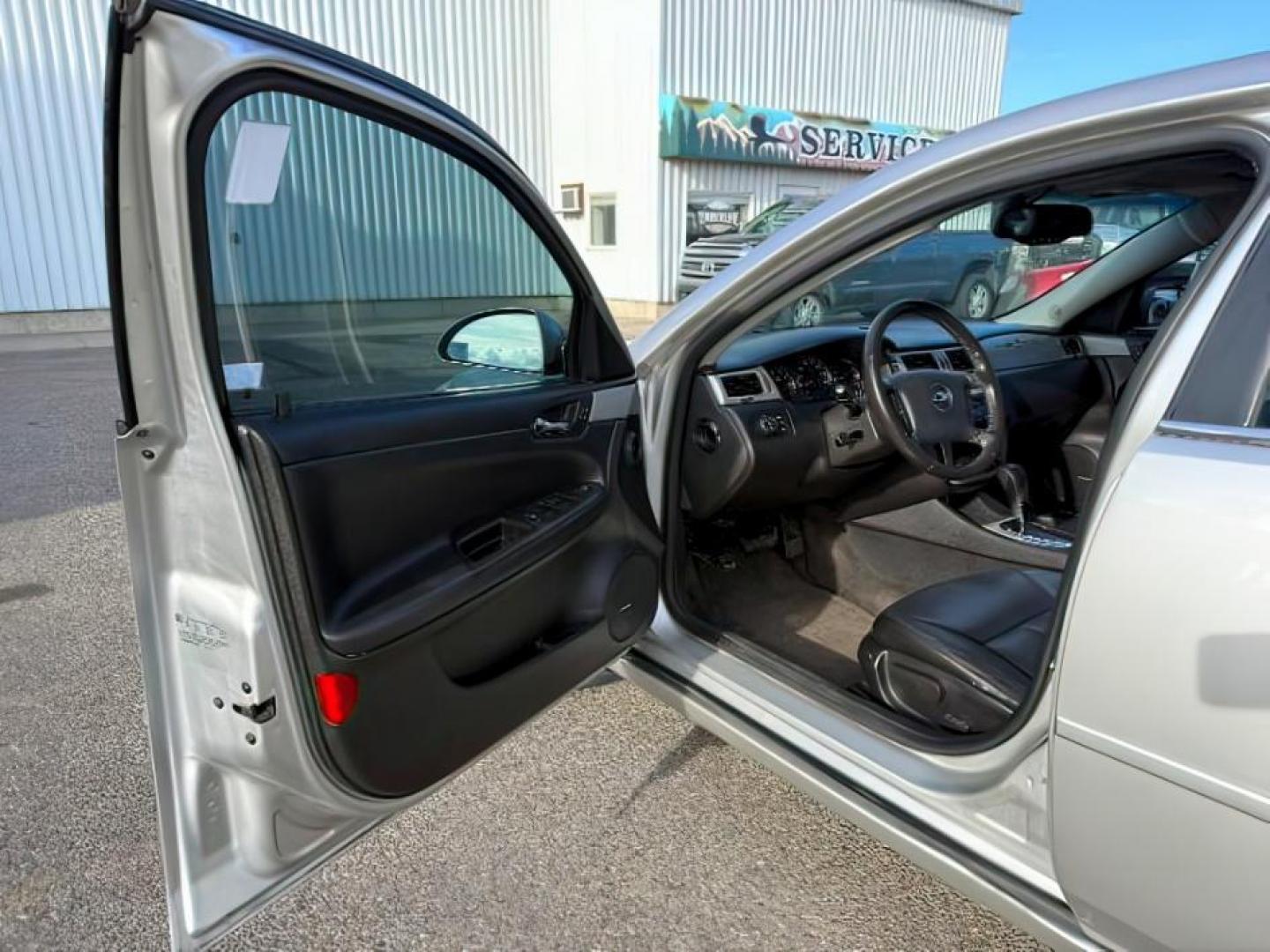 2008 SILVER /Ebony Chevrolet Impala (2G1WU583089) with an 39L V-6 variable valve control engine, Automatic transmission, located at 1175 N Woodruff Ave, Idaho Falls, ID, 83401, 43.506901, -111.999657 - At Timberline Auto, finding a great deal on your next vehicle is always easy! Our experienced sales staff's goal is to help find you the right vehicle at the right price! Our knowledgeable finance department has options for almost any credit score. We offer extended service contract options to prote - Photo#9