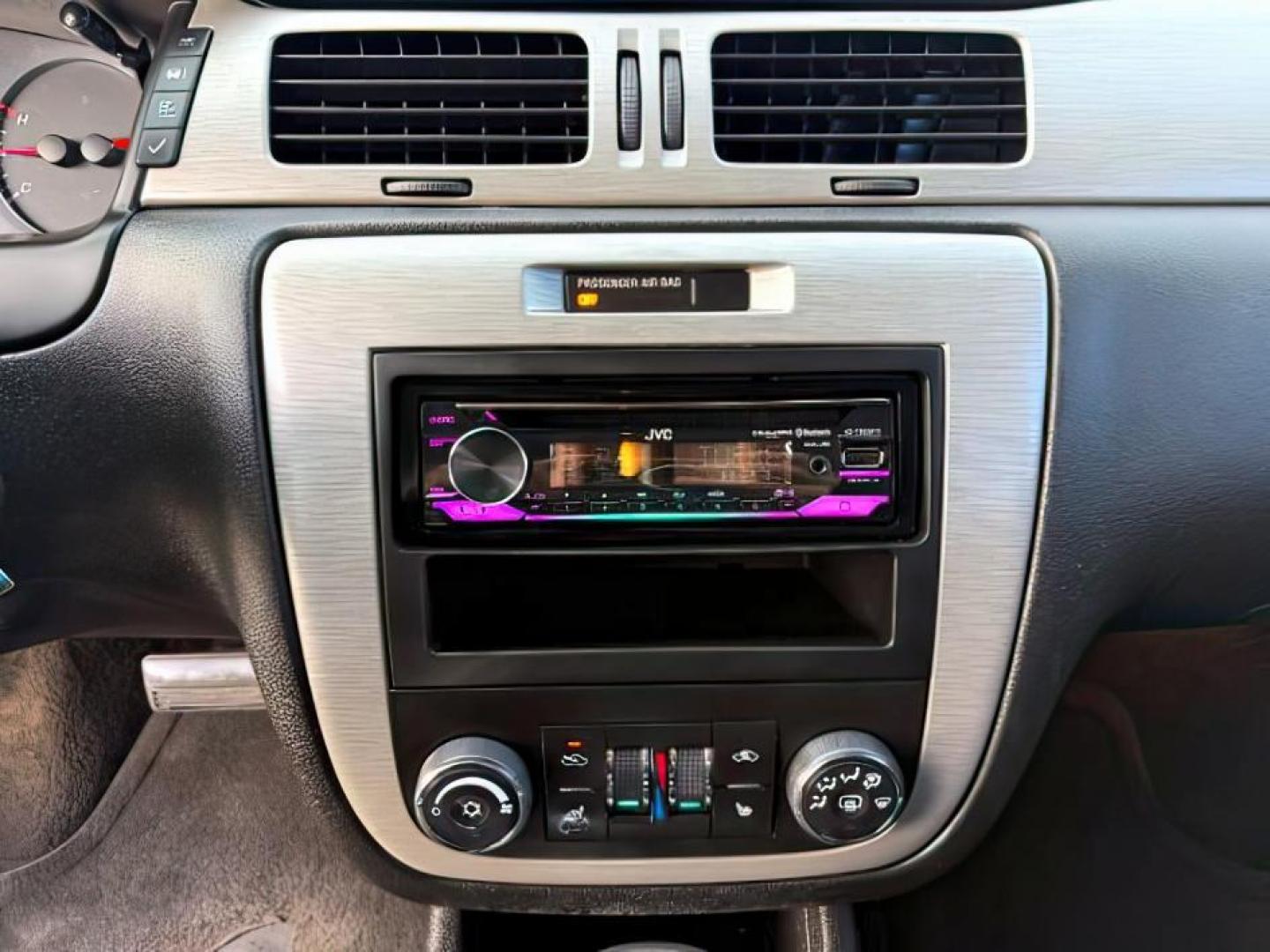 2008 SILVER /Ebony Chevrolet Impala (2G1WU583089) with an 39L V-6 variable valve control engine, Automatic transmission, located at 1175 N Woodruff Ave, Idaho Falls, ID, 83401, 43.506901, -111.999657 - At Timberline Auto, finding a great deal on your next vehicle is always easy! Our experienced sales staff's goal is to help find you the right vehicle at the right price! Our knowledgeable finance department has options for almost any credit score. We offer extended service contract options to prote - Photo#13