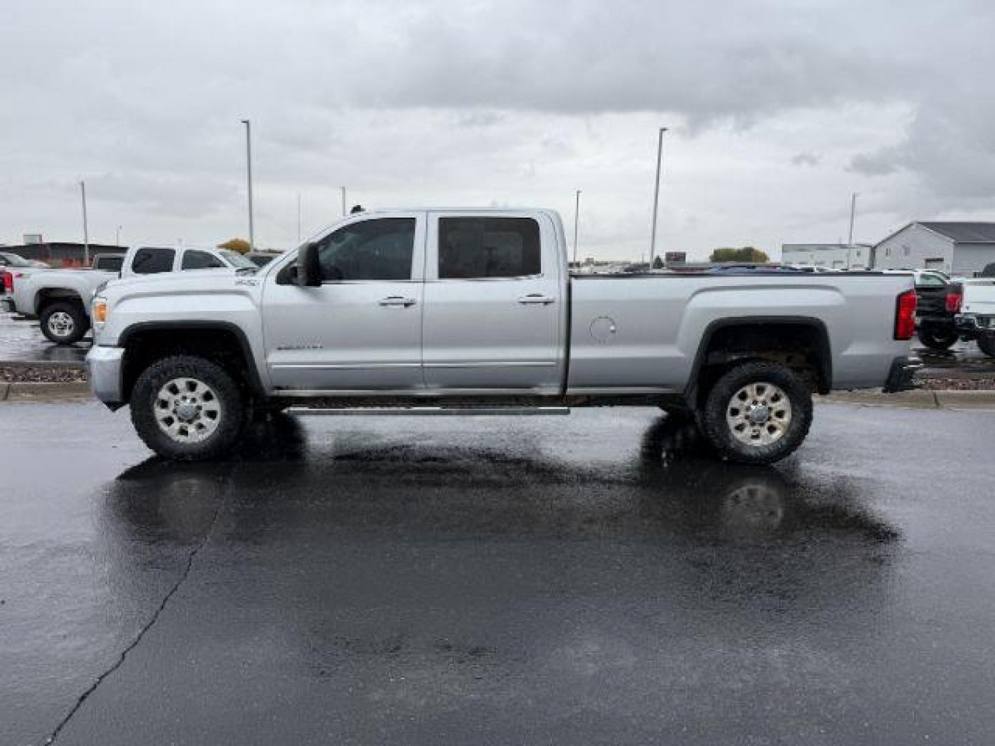 2015 SILVER /Jet Black GMC Sierra 2500HD (1GT12YE8XFF) with an 66L DURAMAX engine, Automatic transmission, located at 1175 N Woodruff Ave, Idaho Falls, ID, 83401, 43.506901, -111.999657 - At Timberline Auto, finding a great deal on your next vehicle is always easy! Our experienced sales staff's goal is to help find you the right vehicle at the right price! Our knowledgeable finance department has options for almost any credit score. We offer extended service contract options to prote - Photo#1