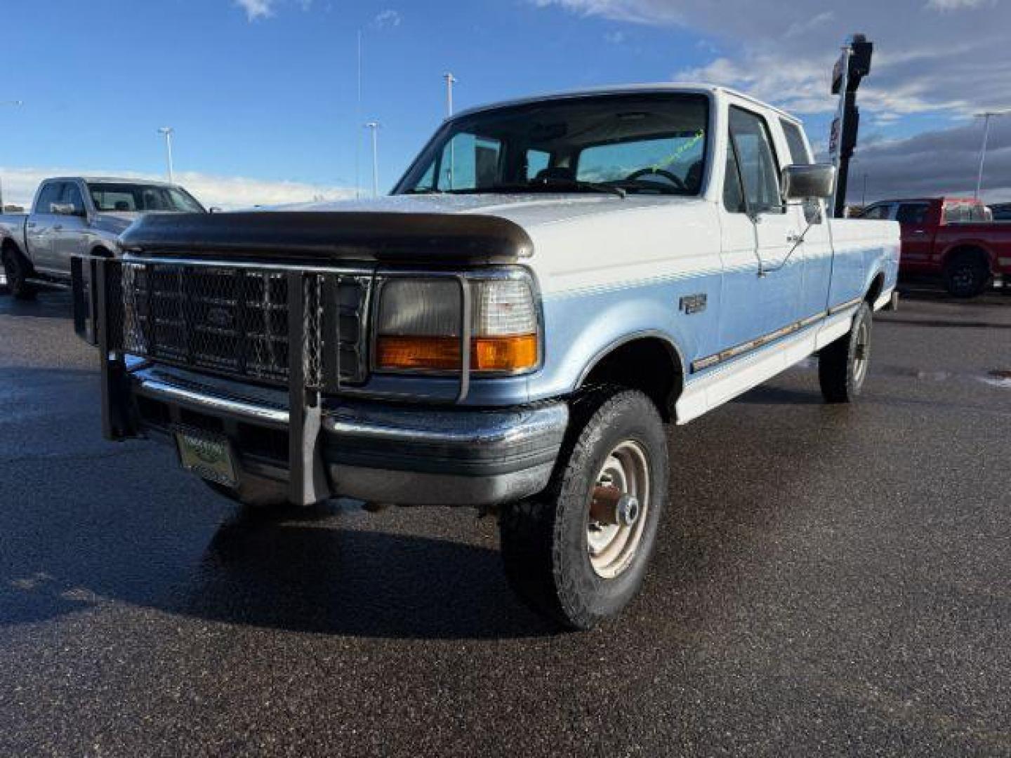 1996 WHITE/BLUE /CLOTH Ford F-250 (1FTHX26G6TE) with an 75L engine, Manual transmission, located at 1175 N Woodruff Ave, Idaho Falls, ID, 83401, 43.506901, -111.999657 - At Timberline Auto, finding a great deal on your next vehicle is always easy! Our experienced sales staff's goal is to help find you the right vehicle at the right price! Our knowledgeable finance department has options for almost any credit score. We offer extended service contract options to prote - Photo#18