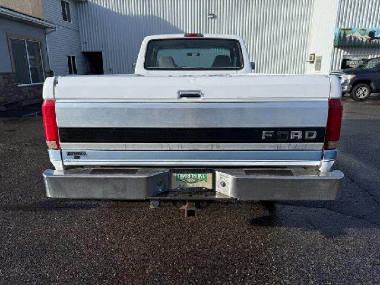 1996 WHITE/BLUE /CLOTH Ford F-250 (1FTHX26G6TE) with an 75L engine, Manual transmission, located at 1175 N Woodruff Ave, Idaho Falls, ID, 83401, 43.506901, -111.999657 - At Timberline Auto, finding a great deal on your next vehicle is always easy! Our experienced sales staff's goal is to help find you the right vehicle at the right price! Our knowledgeable finance department has options for almost any credit score. We offer extended service contract options to prote - Photo#21