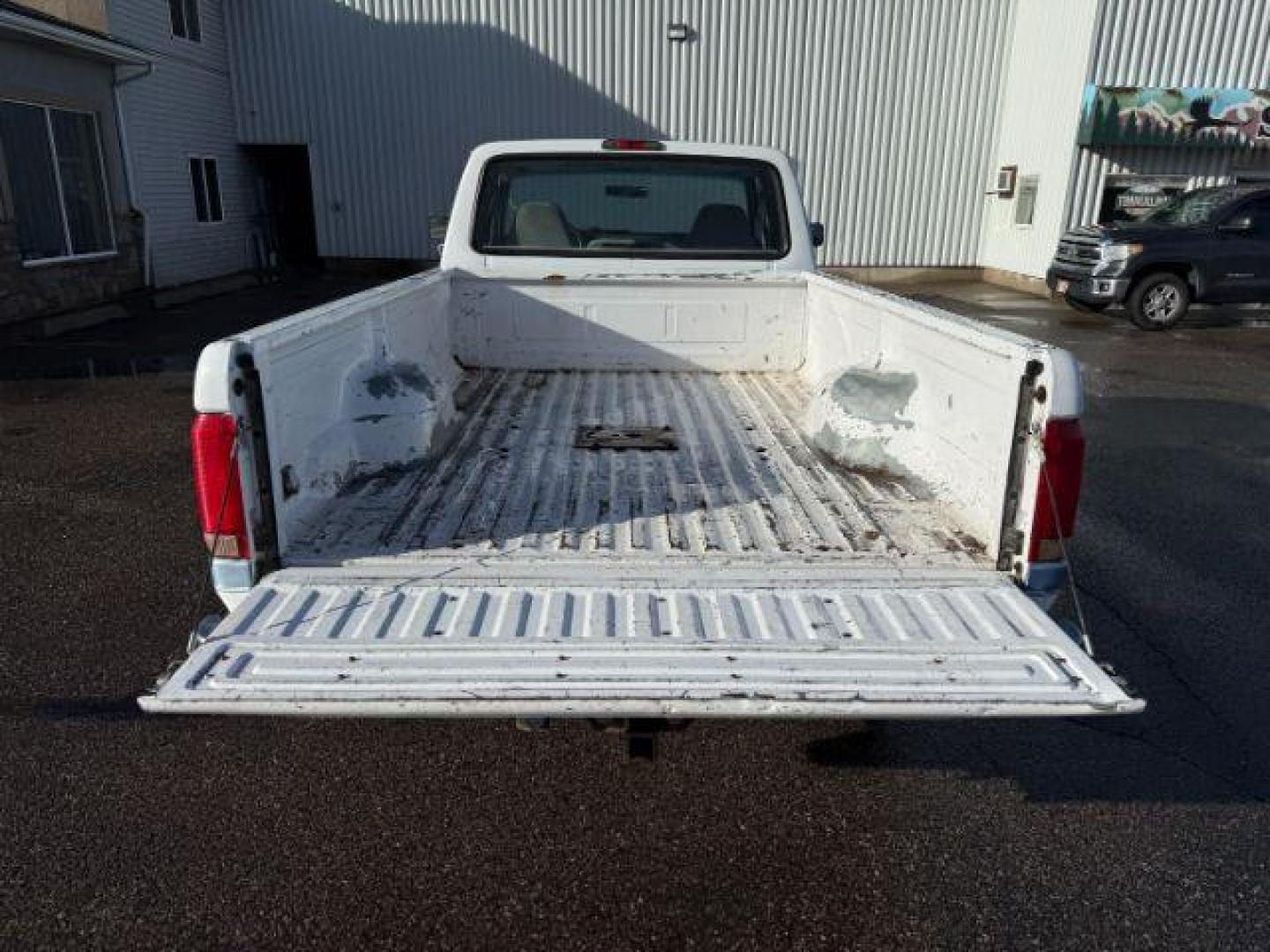1996 WHITE/BLUE /CLOTH Ford F-250 (1FTHX26G6TE) with an 75L engine, Manual transmission, located at 1175 N Woodruff Ave, Idaho Falls, ID, 83401, 43.506901, -111.999657 - At Timberline Auto, finding a great deal on your next vehicle is always easy! Our experienced sales staff's goal is to help find you the right vehicle at the right price! Our knowledgeable finance department has options for almost any credit score. We offer extended service contract options to prote - Photo#22