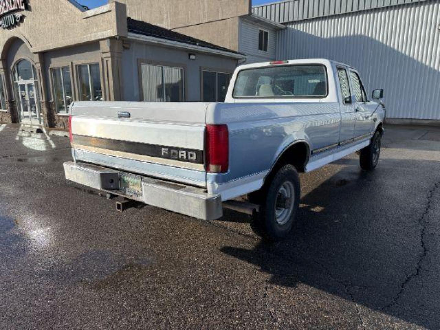 1996 WHITE/BLUE /CLOTH Ford F-250 (1FTHX26G6TE) with an 75L engine, Manual transmission, located at 1175 N Woodruff Ave, Idaho Falls, ID, 83401, 43.506901, -111.999657 - At Timberline Auto, finding a great deal on your next vehicle is always easy! Our experienced sales staff's goal is to help find you the right vehicle at the right price! Our knowledgeable finance department has options for almost any credit score. We offer extended service contract options to prote - Photo#23