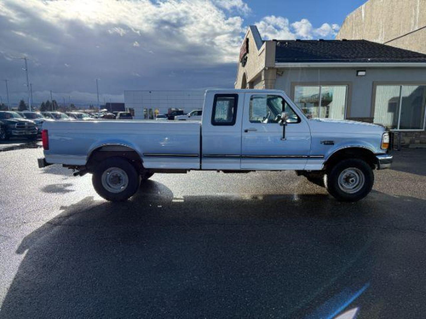 1996 WHITE/BLUE /CLOTH Ford F-250 (1FTHX26G6TE) with an 75L engine, Manual transmission, located at 1175 N Woodruff Ave, Idaho Falls, ID, 83401, 43.506901, -111.999657 - At Timberline Auto, finding a great deal on your next vehicle is always easy! Our experienced sales staff's goal is to help find you the right vehicle at the right price! Our knowledgeable finance department has options for almost any credit score. We offer extended service contract options to prote - Photo#24