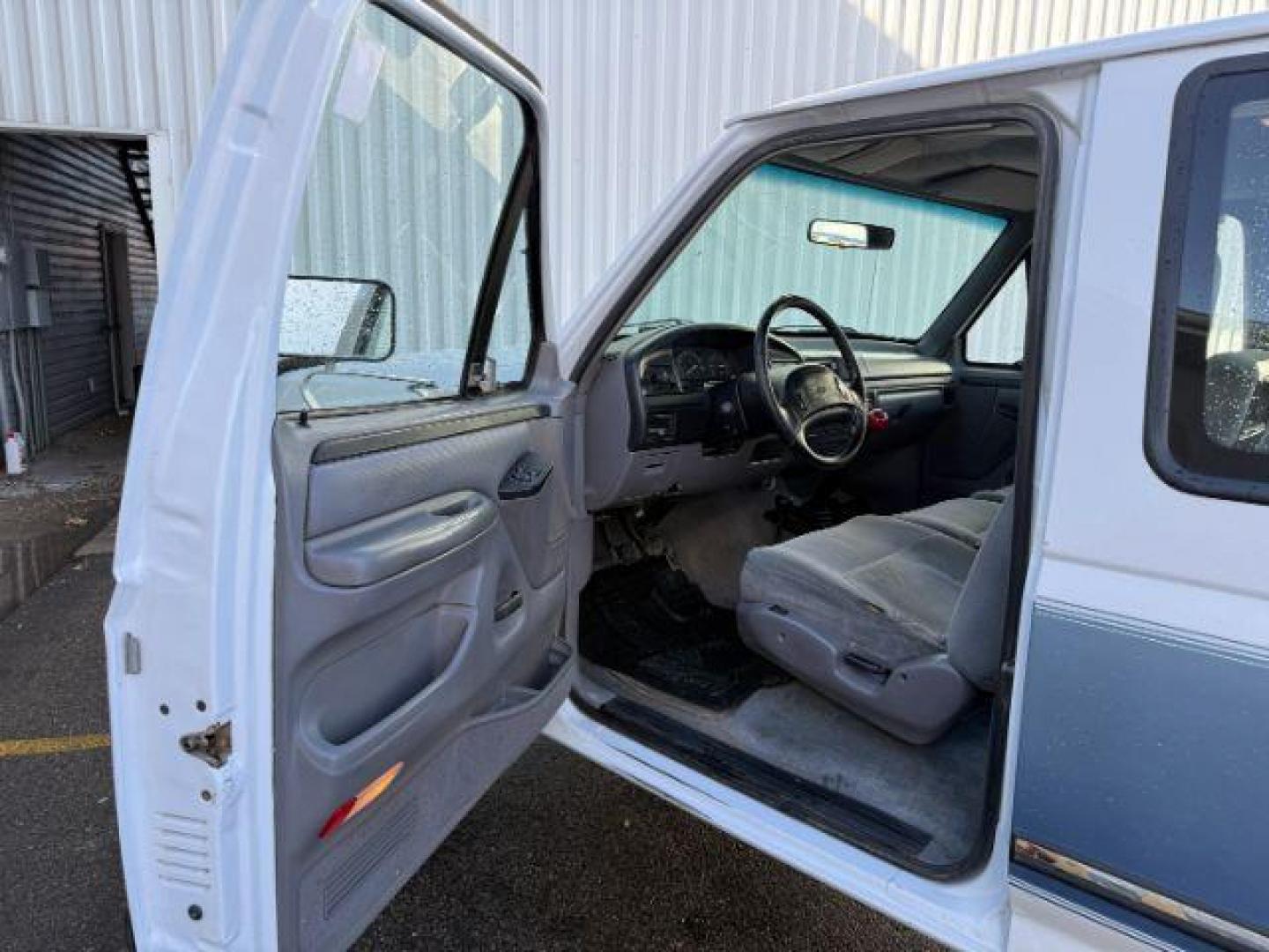 1996 WHITE/BLUE /CLOTH Ford F-250 (1FTHX26G6TE) with an 75L engine, Manual transmission, located at 1175 N Woodruff Ave, Idaho Falls, ID, 83401, 43.506901, -111.999657 - At Timberline Auto, finding a great deal on your next vehicle is always easy! Our experienced sales staff's goal is to help find you the right vehicle at the right price! Our knowledgeable finance department has options for almost any credit score. We offer extended service contract options to prote - Photo#28