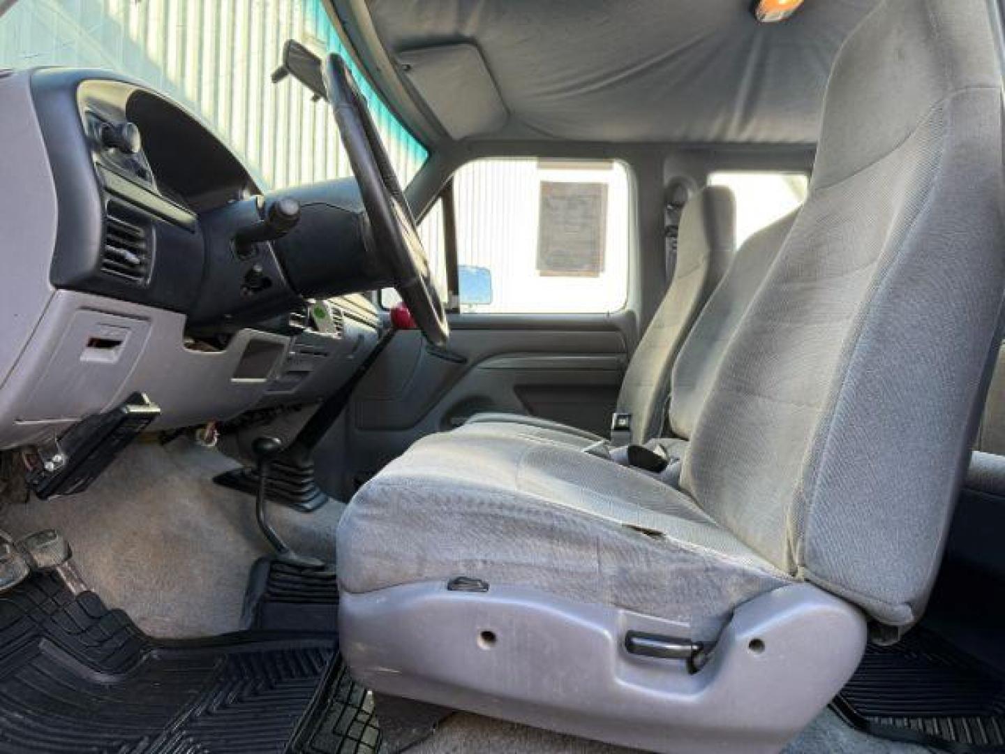 1996 WHITE/BLUE /CLOTH Ford F-250 (1FTHX26G6TE) with an 75L engine, Manual transmission, located at 1175 N Woodruff Ave, Idaho Falls, ID, 83401, 43.506901, -111.999657 - At Timberline Auto, finding a great deal on your next vehicle is always easy! Our experienced sales staff's goal is to help find you the right vehicle at the right price! Our knowledgeable finance department has options for almost any credit score. We offer extended service contract options to prote - Photo#29