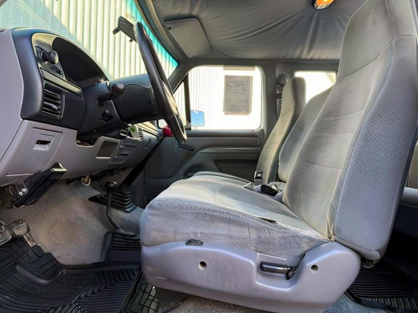 1996 WHITE/BLUE /CLOTH Ford F-250 (1FTHX26G6TE) with an 75L engine, Manual transmission, located at 1175 N Woodruff Ave, Idaho Falls, ID, 83401, 43.506901, -111.999657 - At Timberline Auto, finding a great deal on your next vehicle is always easy! Our experienced sales staff's goal is to help find you the right vehicle at the right price! Our knowledgeable finance department has options for almost any credit score. We offer extended service contract options to prote - Photo#11