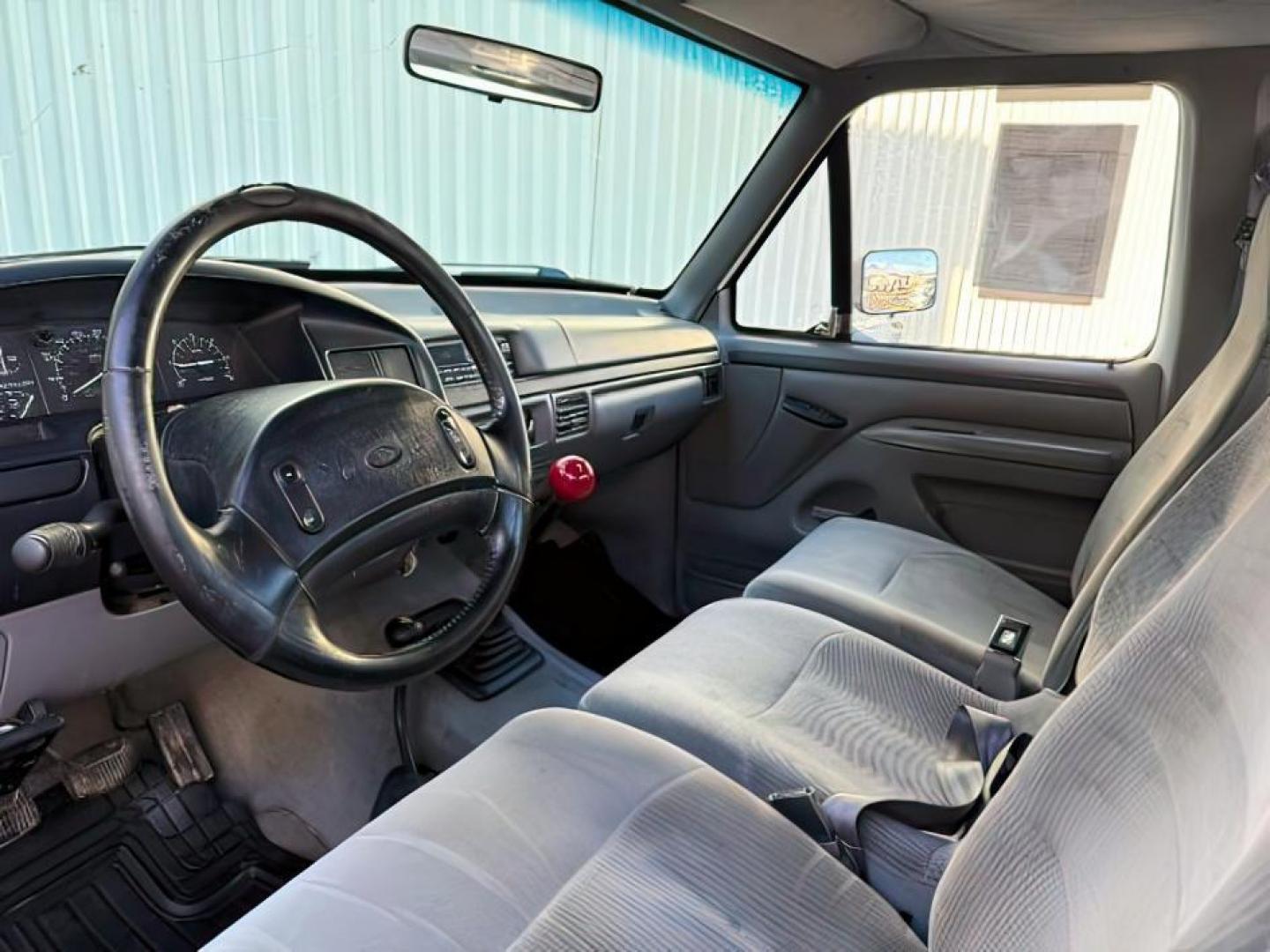 1996 WHITE/BLUE /CLOTH Ford F-250 (1FTHX26G6TE) with an 75L engine, Manual transmission, located at 1175 N Woodruff Ave, Idaho Falls, ID, 83401, 43.506901, -111.999657 - At Timberline Auto, finding a great deal on your next vehicle is always easy! Our experienced sales staff's goal is to help find you the right vehicle at the right price! Our knowledgeable finance department has options for almost any credit score. We offer extended service contract options to prote - Photo#12