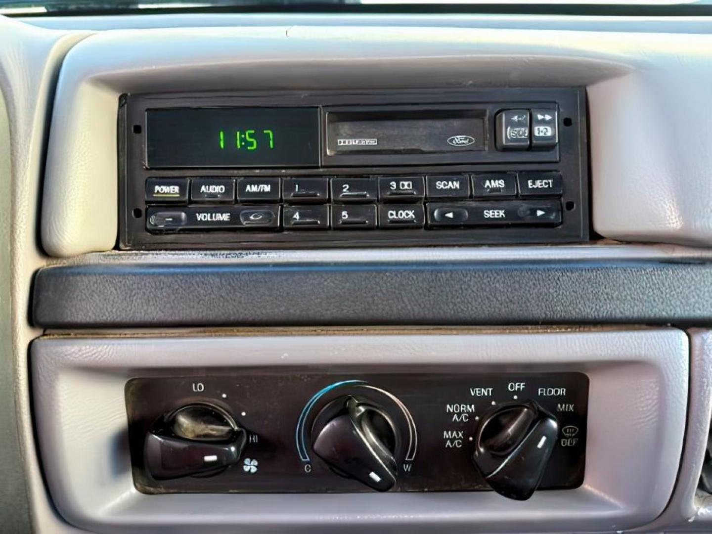 1996 WHITE/BLUE /CLOTH Ford F-250 (1FTHX26G6TE) with an 75L engine, Manual transmission, located at 1175 N Woodruff Ave, Idaho Falls, ID, 83401, 43.506901, -111.999657 - At Timberline Auto, finding a great deal on your next vehicle is always easy! Our experienced sales staff's goal is to help find you the right vehicle at the right price! Our knowledgeable finance department has options for almost any credit score. We offer extended service contract options to prote - Photo#14