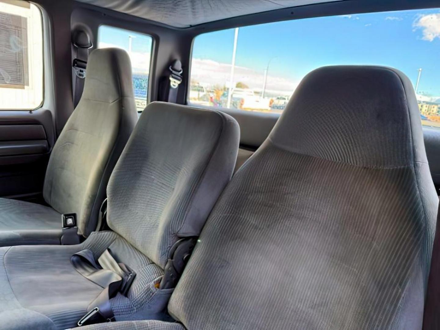 1996 WHITE/BLUE /CLOTH Ford F-250 (1FTHX26G6TE) with an 75L engine, Manual transmission, located at 1175 N Woodruff Ave, Idaho Falls, ID, 83401, 43.506901, -111.999657 - At Timberline Auto, finding a great deal on your next vehicle is always easy! Our experienced sales staff's goal is to help find you the right vehicle at the right price! Our knowledgeable finance department has options for almost any credit score. We offer extended service contract options to prote - Photo#16