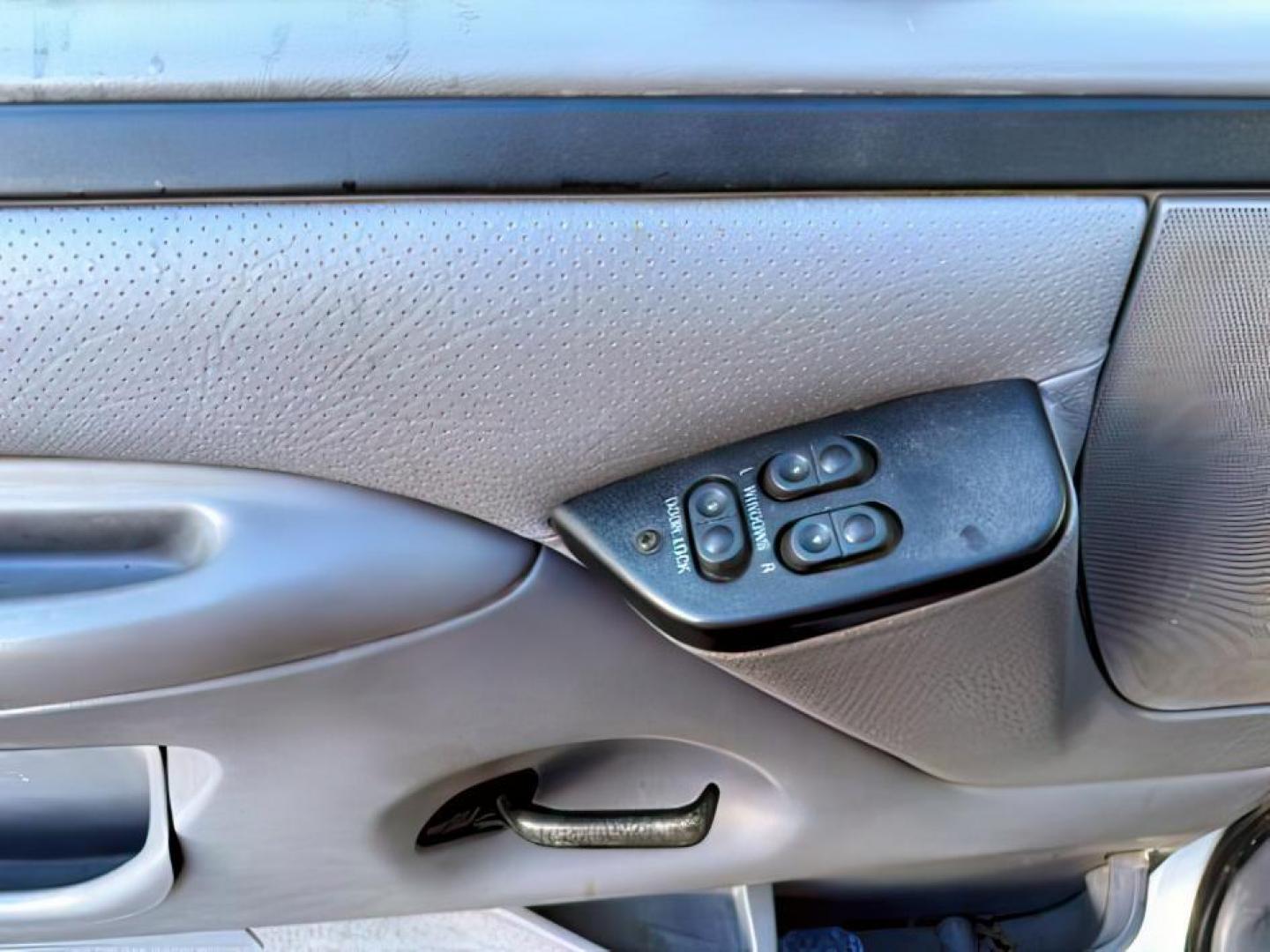 1996 WHITE/BLUE /CLOTH Ford F-250 (1FTHX26G6TE) with an 75L engine, Manual transmission, located at 1175 N Woodruff Ave, Idaho Falls, ID, 83401, 43.506901, -111.999657 - At Timberline Auto, finding a great deal on your next vehicle is always easy! Our experienced sales staff's goal is to help find you the right vehicle at the right price! Our knowledgeable finance department has options for almost any credit score. We offer extended service contract options to prote - Photo#17