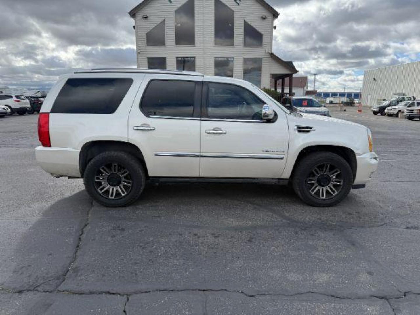 2011 WHITE /Ebony/Ebony Accents Cadillac Escalade (1GYS4CEF1BR) with an Vortec 62L V-8 variable valve control engine, Automatic transmission, located at 1175 N Woodruff Ave, Idaho Falls, ID, 83401, 43.506901, -111.999657 - At Timberline Auto, finding a great deal on your next vehicle is always easy! Our experienced sales staff's goal is to help find you the right vehicle at the right price! Our knowledgeable finance department has options for almost any credit score. We offer extended service contract options to prote - Photo#32
