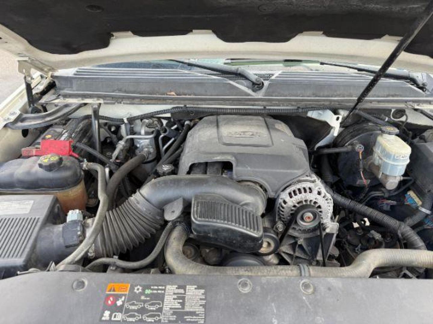 2011 WHITE /Ebony/Ebony Accents Cadillac Escalade (1GYS4CEF1BR) with an Vortec 62L V-8 variable valve control engine, Automatic transmission, located at 1175 N Woodruff Ave, Idaho Falls, ID, 83401, 43.506901, -111.999657 - At Timberline Auto, finding a great deal on your next vehicle is always easy! Our experienced sales staff's goal is to help find you the right vehicle at the right price! Our knowledgeable finance department has options for almost any credit score. We offer extended service contract options to prote - Photo#47