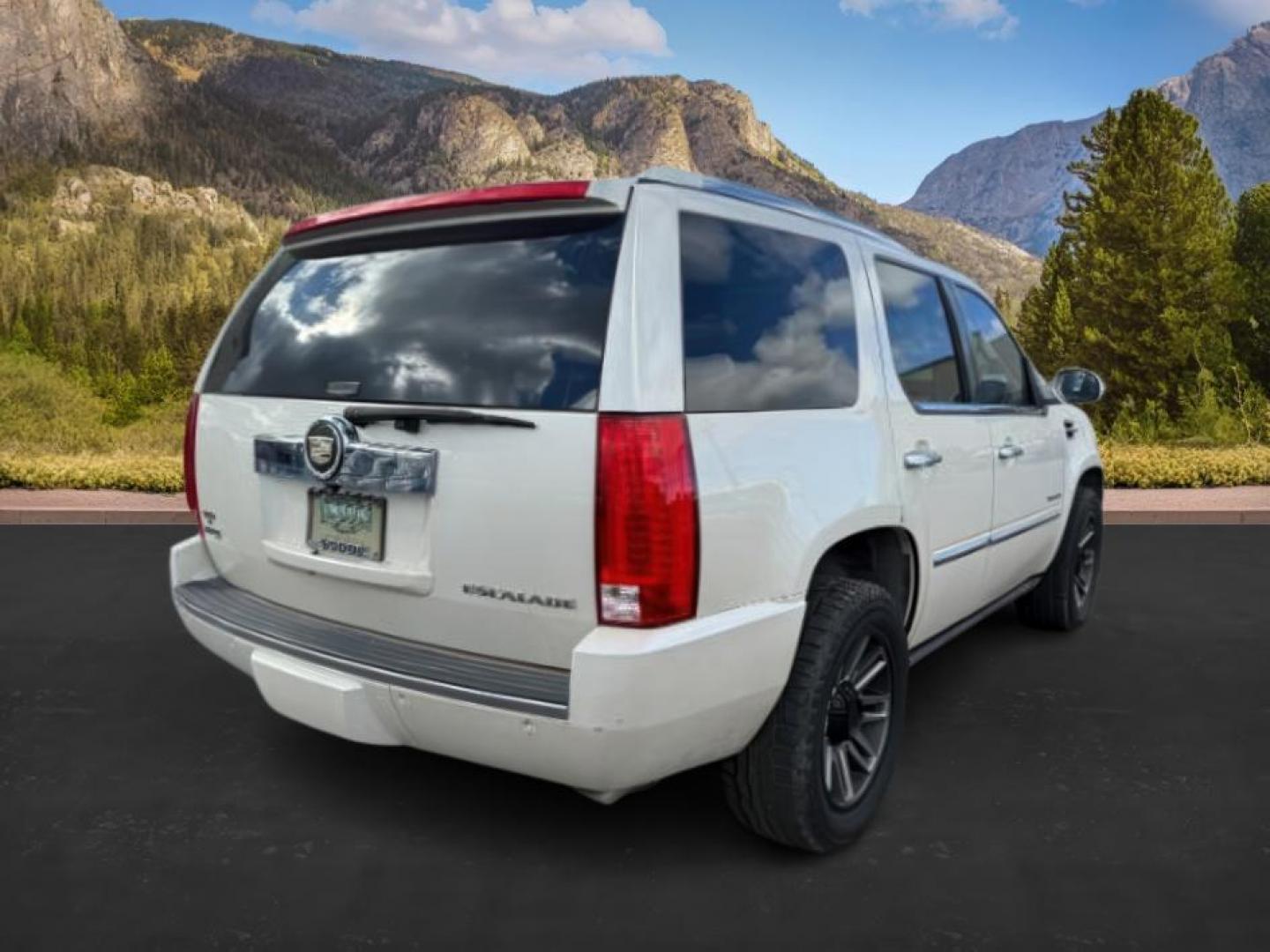 2011 WHITE /Ebony/Ebony Accents Cadillac Escalade (1GYS4CEF1BR) with an Vortec 62L V-8 variable valve control engine, Automatic transmission, located at 1175 N Woodruff Ave, Idaho Falls, ID, 83401, 43.506901, -111.999657 - At Timberline Auto, finding a great deal on your next vehicle is always easy! Our experienced sales staff's goal is to help find you the right vehicle at the right price! Our knowledgeable finance department has options for almost any credit score. We offer extended service contract options to prote - Photo#7