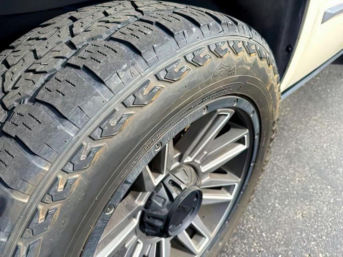 2011 WHITE /Ebony/Ebony Accents Cadillac Escalade (1GYS4CEF1BR) with an Vortec 62L V-8 variable valve control engine, Automatic transmission, located at 1175 N Woodruff Ave, Idaho Falls, ID, 83401, 43.506901, -111.999657 - At Timberline Auto, finding a great deal on your next vehicle is always easy! Our experienced sales staff's goal is to help find you the right vehicle at the right price! Our knowledgeable finance department has options for almost any credit score. We offer extended service contract options to prote - Photo#11