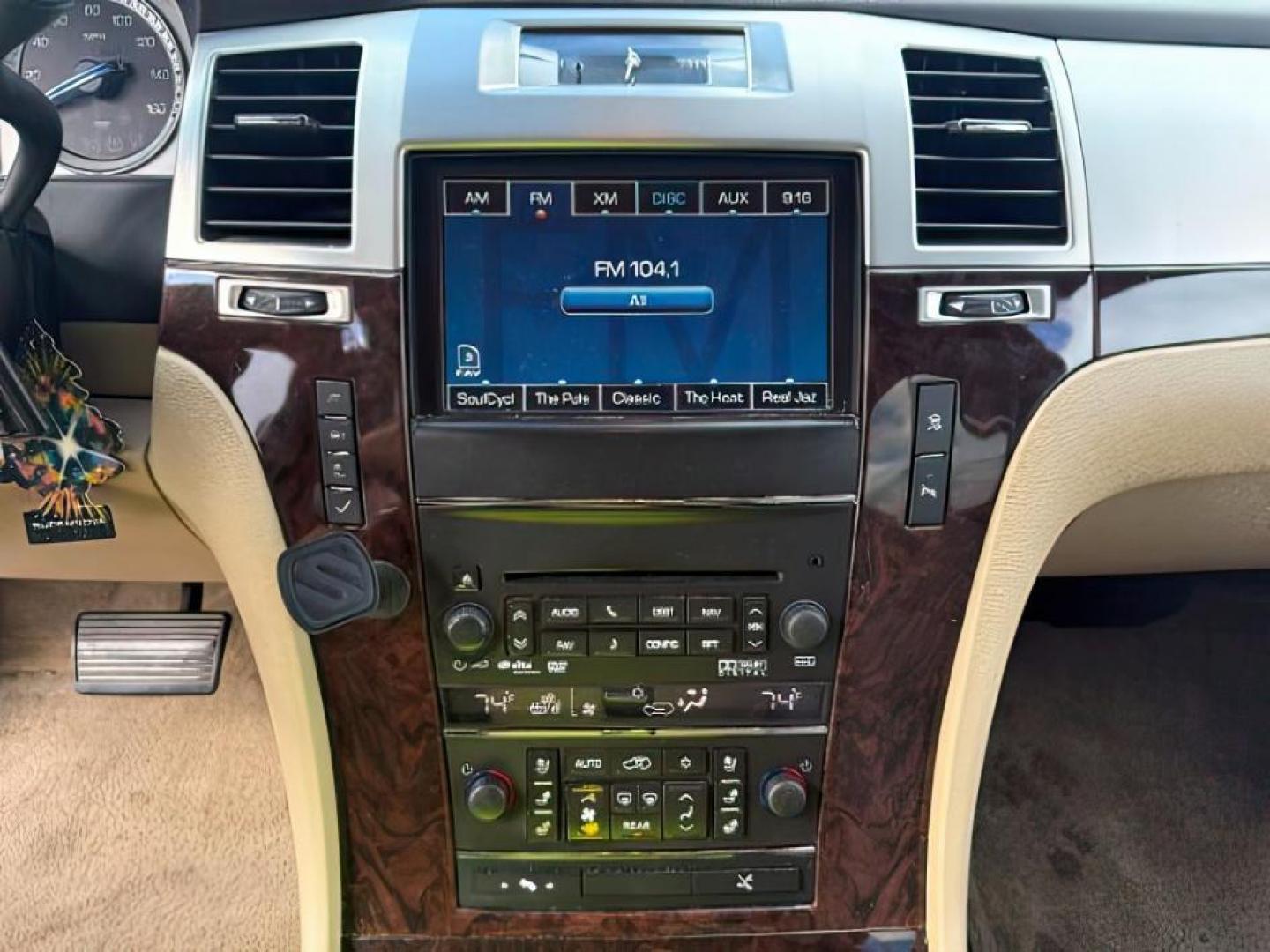 2011 WHITE /Ebony/Ebony Accents Cadillac Escalade (1GYS4CEF1BR) with an Vortec 62L V-8 variable valve control engine, Automatic transmission, located at 1175 N Woodruff Ave, Idaho Falls, ID, 83401, 43.506901, -111.999657 - At Timberline Auto, finding a great deal on your next vehicle is always easy! Our experienced sales staff's goal is to help find you the right vehicle at the right price! Our knowledgeable finance department has options for almost any credit score. We offer extended service contract options to prote - Photo#16