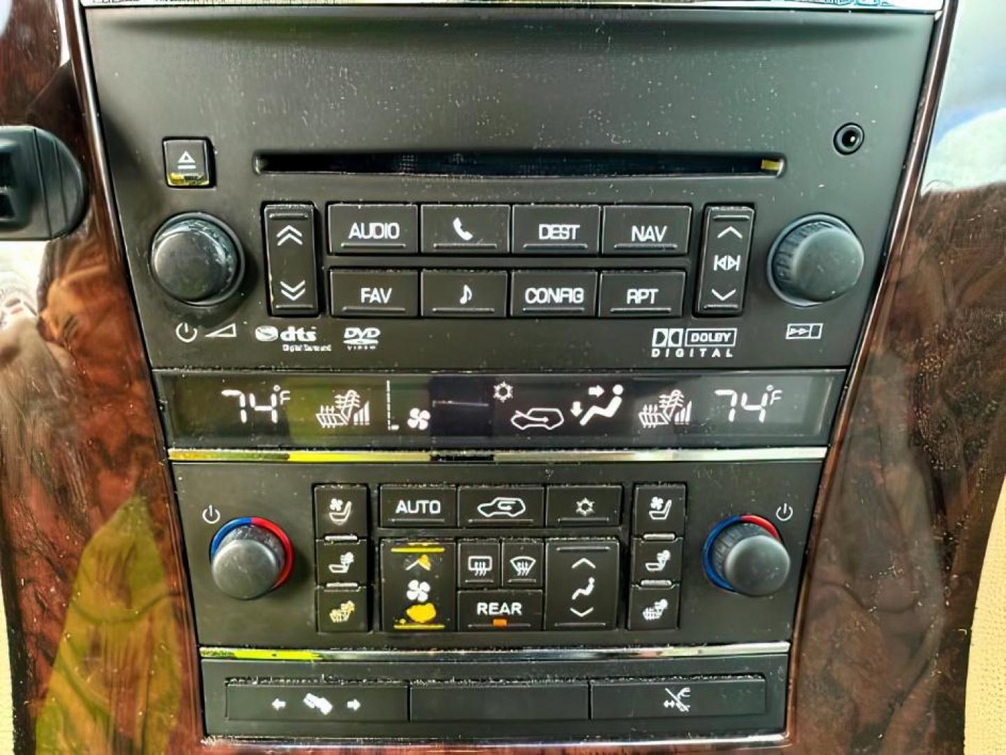 2011 WHITE /Ebony/Ebony Accents Cadillac Escalade (1GYS4CEF1BR) with an Vortec 62L V-8 variable valve control engine, Automatic transmission, located at 1175 N Woodruff Ave, Idaho Falls, ID, 83401, 43.506901, -111.999657 - At Timberline Auto, finding a great deal on your next vehicle is always easy! Our experienced sales staff's goal is to help find you the right vehicle at the right price! Our knowledgeable finance department has options for almost any credit score. We offer extended service contract options to prote - Photo#18