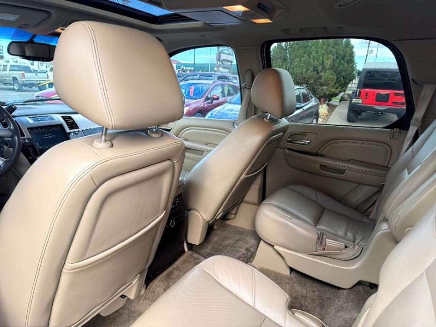 2011 WHITE /Ebony/Ebony Accents Cadillac Escalade (1GYS4CEF1BR) with an Vortec 62L V-8 variable valve control engine, Automatic transmission, located at 1175 N Woodruff Ave, Idaho Falls, ID, 83401, 43.506901, -111.999657 - At Timberline Auto, finding a great deal on your next vehicle is always easy! Our experienced sales staff's goal is to help find you the right vehicle at the right price! Our knowledgeable finance department has options for almost any credit score. We offer extended service contract options to prote - Photo#22