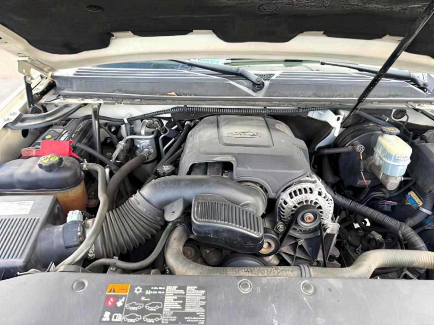 2011 WHITE /Ebony/Ebony Accents Cadillac Escalade (1GYS4CEF1BR) with an Vortec 62L V-8 variable valve control engine, Automatic transmission, located at 1175 N Woodruff Ave, Idaho Falls, ID, 83401, 43.506901, -111.999657 - At Timberline Auto, finding a great deal on your next vehicle is always easy! Our experienced sales staff's goal is to help find you the right vehicle at the right price! Our knowledgeable finance department has options for almost any credit score. We offer extended service contract options to prote - Photo#23