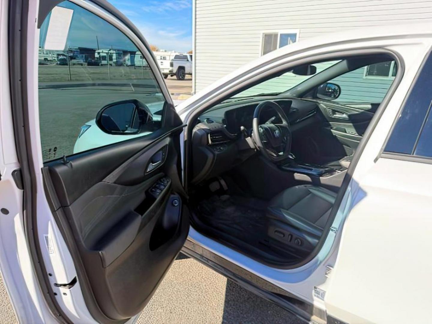 2024 Summit White /Ebony w/Santorini Blue Stitching Buick Envista (KL47LBE22RB) with an Ecotec 12L I-3 gasoline direct injection engine, Automatic transmission, located at 1175 N Woodruff Ave, Idaho Falls, ID, 83401, 43.506901, -111.999657 - At Timberline Auto, finding a great deal on your next vehicle is always easy! Our experienced sales staff's goal is to help find you the right vehicle at the right price! Our knowledgeable finance department has options for almost any credit score. We offer extended service contract options to prote - Photo#9