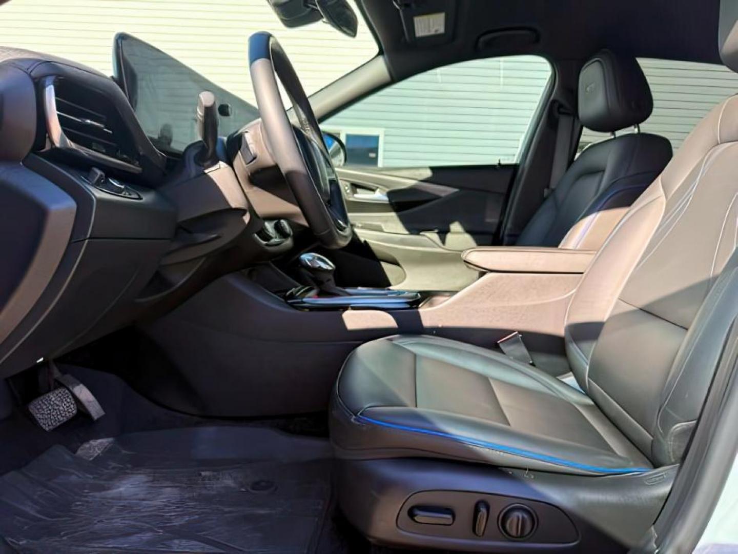 2024 Summit White /Ebony w/Santorini Blue Stitching Buick Envista (KL47LBE22RB) with an Ecotec 12L I-3 gasoline direct injection engine, Automatic transmission, located at 1175 N Woodruff Ave, Idaho Falls, ID, 83401, 43.506901, -111.999657 - At Timberline Auto, finding a great deal on your next vehicle is always easy! Our experienced sales staff's goal is to help find you the right vehicle at the right price! Our knowledgeable finance department has options for almost any credit score. We offer extended service contract options to prote - Photo#10