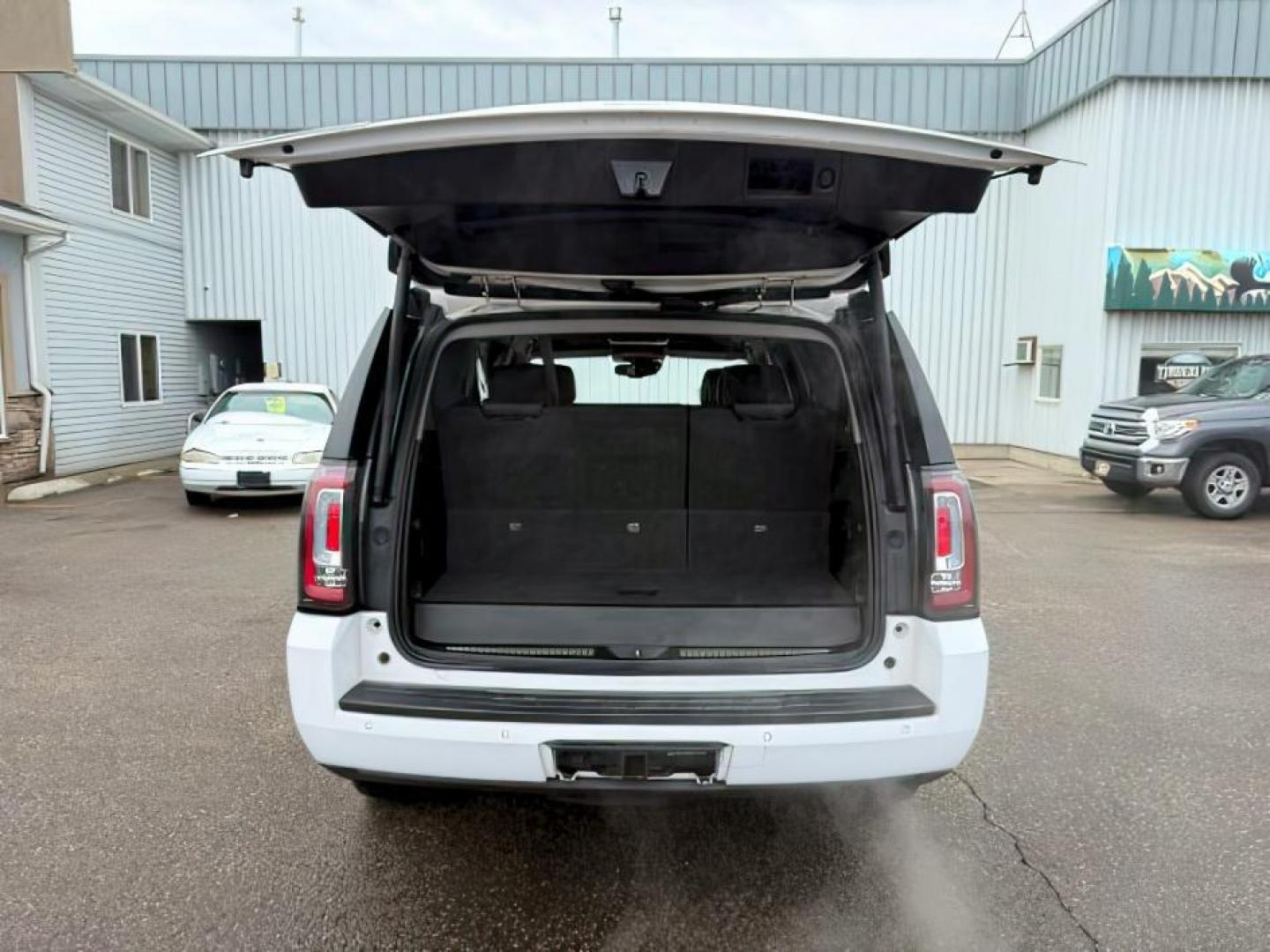 2017 WHITE /Jet Black GMC Yukon (1GKS2BKC7HR) with an EcoTec3 53L V-8 gasoline direct injection engine, Automatic transmission, located at 1175 N Woodruff Ave, Idaho Falls, ID, 83401, 43.506901, -111.999657 - At Timberline Auto, finding a great deal on your next vehicle is always easy! Our experienced sales staff's goal is to help find you the right vehicle at the right price! Our knowledgeable finance department has options for almost any credit score. We offer extended service contract options to prote - Photo#5