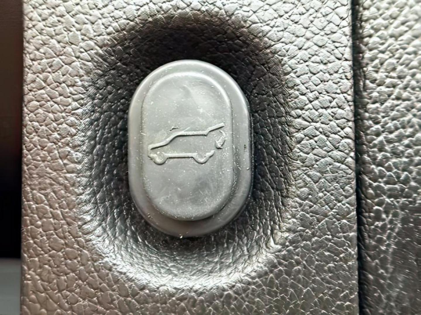 2017 WHITE /Jet Black GMC Yukon (1GKS2BKC7HR) with an EcoTec3 53L V-8 gasoline direct injection engine, Automatic transmission, located at 1175 N Woodruff Ave, Idaho Falls, ID, 83401, 43.506901, -111.999657 - At Timberline Auto, finding a great deal on your next vehicle is always easy! Our experienced sales staff's goal is to help find you the right vehicle at the right price! Our knowledgeable finance department has options for almost any credit score. We offer extended service contract options to prote - Photo#6