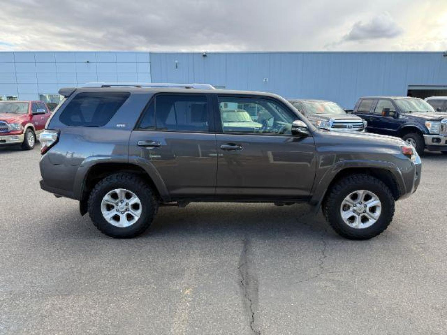 2018 Magnetic Gray Metallic /Black Graphite Toyota 4Runner SR5 (JTEBU5JR0J5) with an 4L V-6 DOHC engine, AUTOMATIC transmission, located at 1235 N Woodruff Ave., Idaho Falls, 83401, (208) 523-1053, 43.507172, -112.000488 - At Timberline Auto, finding a great deal on your next vehicle is always easy! Our experienced sales staff's goal is to help find you the right vehicle at the right price! Our knowledgeable finance department has options for almost any credit score. We offer extended service contract options to prote - Photo#33