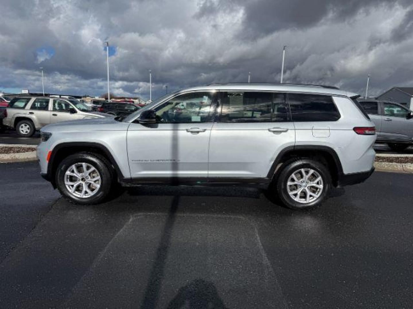 2021 Silver Zynith /Global Black Jeep Grand Cherokee L (1C4RJKBG6M8) with an Pentastar 36L V-6 DOHC engine, Automatic transmission, located at 1175 N Woodruff Ave, Idaho Falls, ID, 83401, 43.506901, -111.999657 - At Timberline Auto, finding a great deal on your next vehicle is always easy! Our experienced sales staff's goal is to help find you the right vehicle at the right price! Our knowledgeable finance department has options for almost any credit score. We offer extended service contract options to prote - Photo#1
