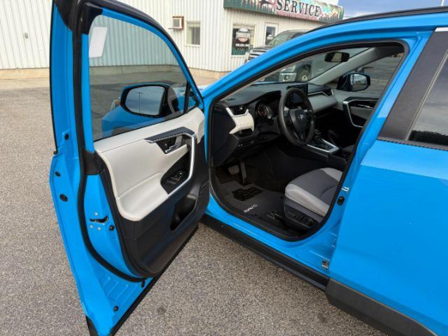 2019 BLUE /Black Toyota RAV4 XLE (2T3W1RFV0KW) with an Dynamic Force 2.5L I-4 port/direct injection engine, AUTOMATIC transmission, located at 1235 N Woodruff Ave., Idaho Falls, 83401, (208) 523-1053, 43.507172, -112.000488 - At Timberline Auto, finding a great deal on your next vehicle is always easy! Our experienced sales staff's goal is to help find you the right vehicle at the right price! Our knowledgeable finance department has options for almost any credit score. We offer extended service contract options to prote - Photo#39