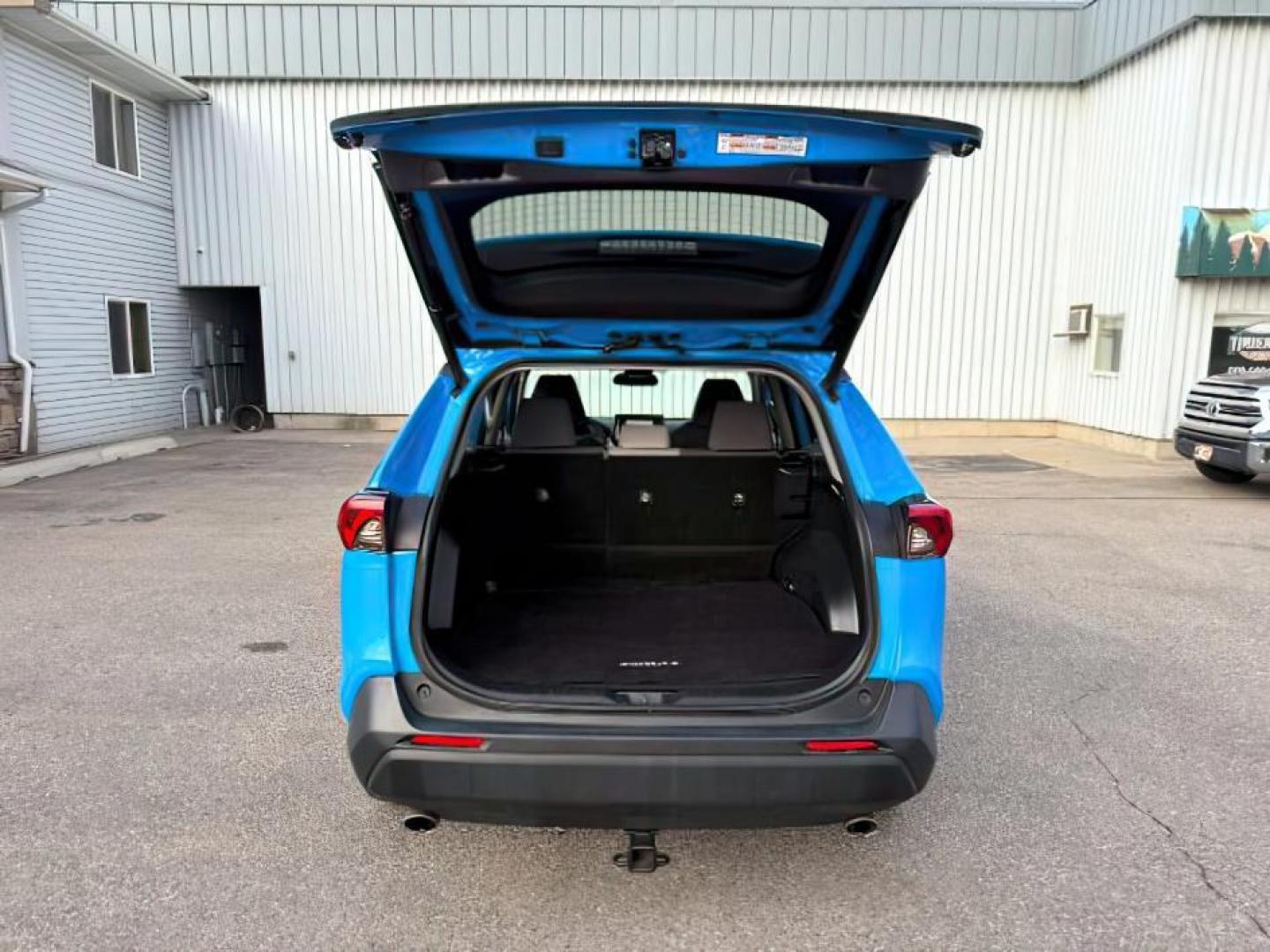 2019 BLUE /Black Toyota RAV4 XLE (2T3W1RFV0KW) with an Dynamic Force 2.5L I-4 port/direct injection engine, AUTOMATIC transmission, located at 1235 N Woodruff Ave., Idaho Falls, 83401, (208) 523-1053, 43.507172, -112.000488 - At Timberline Auto, finding a great deal on your next vehicle is always easy! Our experienced sales staff's goal is to help find you the right vehicle at the right price! Our knowledgeable finance department has options for almost any credit score. We offer extended service contract options to prote - Photo#5