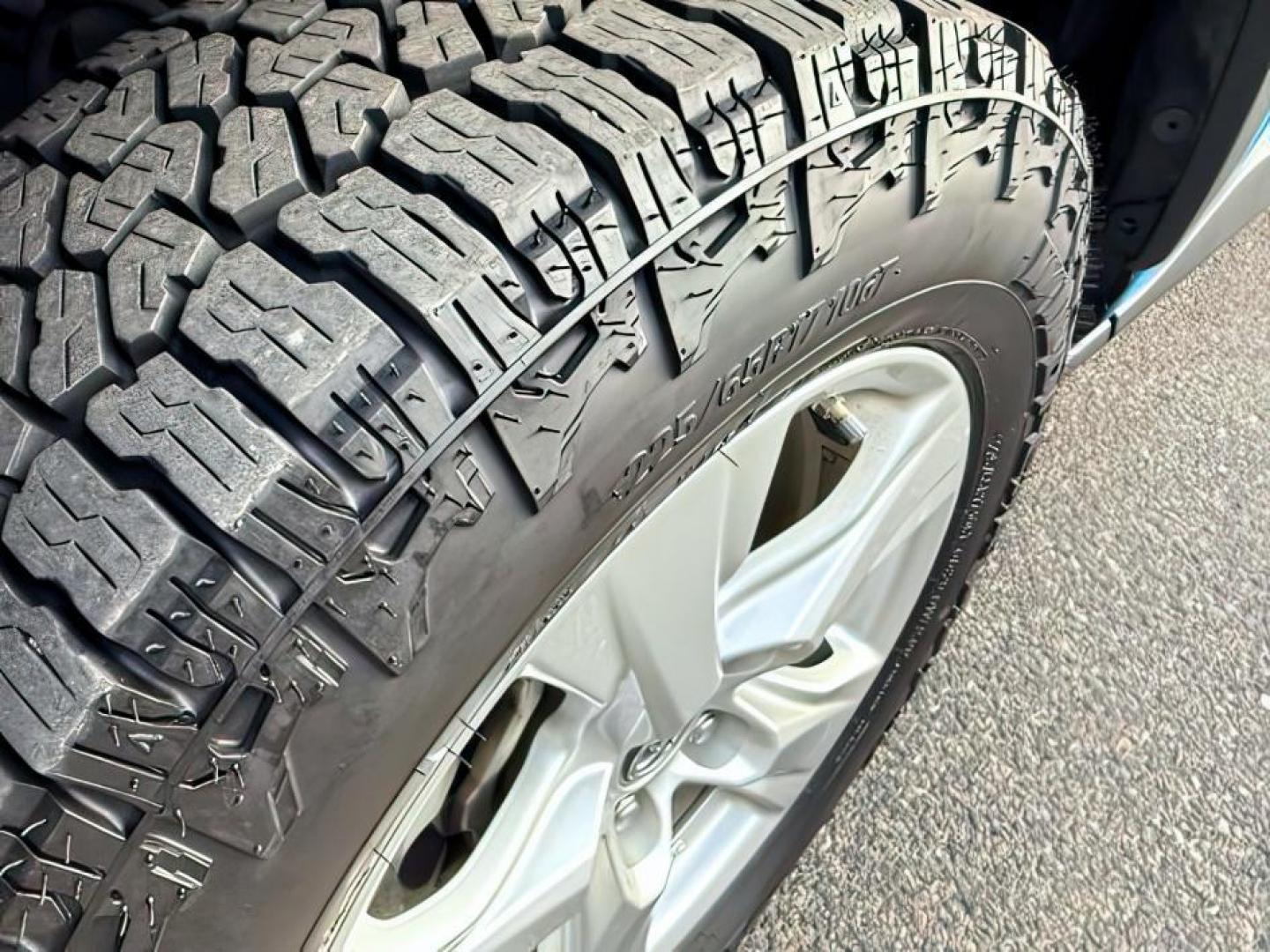 2019 BLUE /Black Toyota RAV4 XLE (2T3W1RFV0KW) with an Dynamic Force 2.5L I-4 port/direct injection engine, AUTOMATIC transmission, located at 1235 N Woodruff Ave., Idaho Falls, 83401, (208) 523-1053, 43.507172, -112.000488 - At Timberline Auto, finding a great deal on your next vehicle is always easy! Our experienced sales staff's goal is to help find you the right vehicle at the right price! Our knowledgeable finance department has options for almost any credit score. We offer extended service contract options to prote - Photo#11