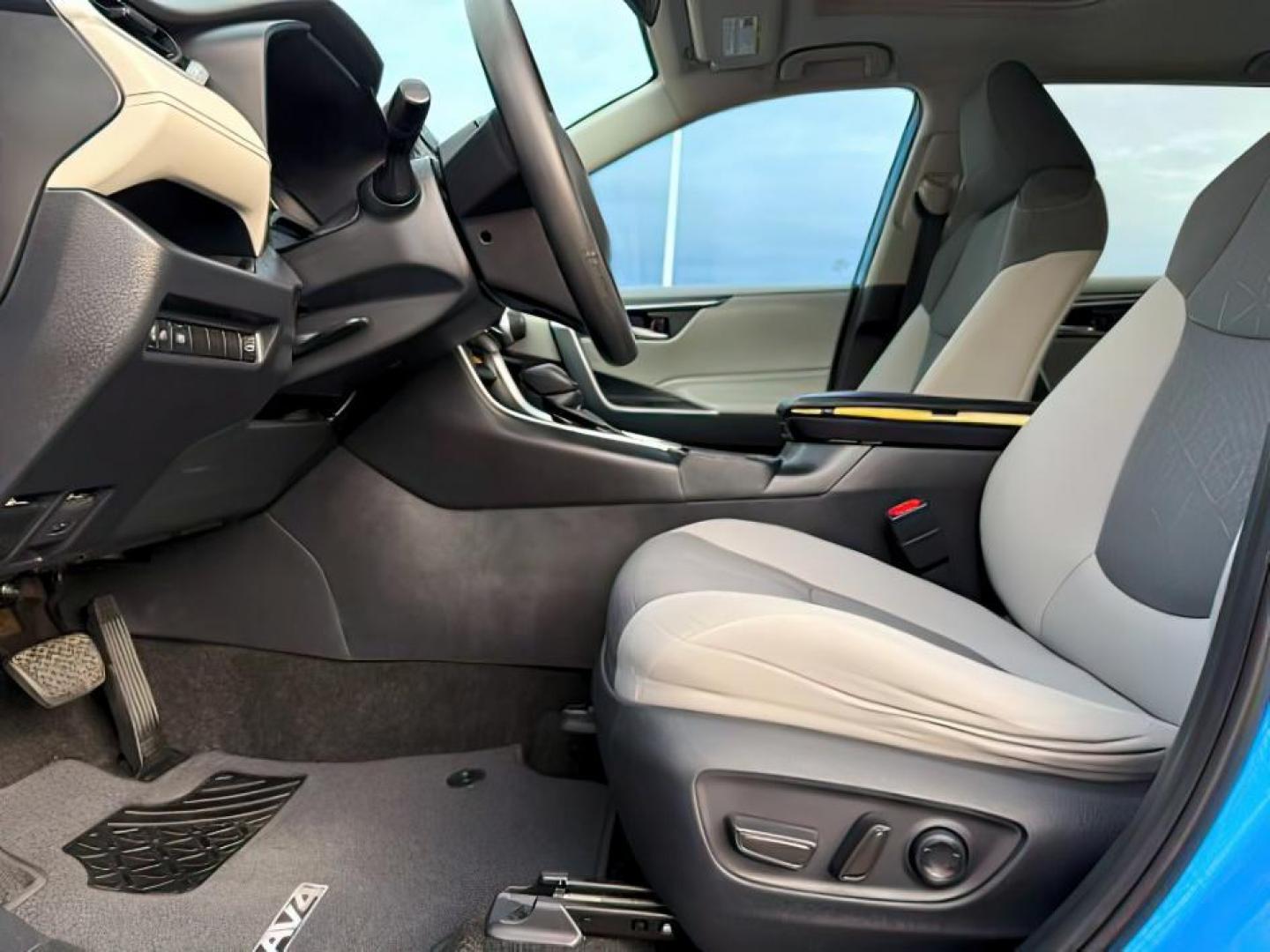 2019 BLUE /Black Toyota RAV4 XLE (2T3W1RFV0KW) with an Dynamic Force 2.5L I-4 port/direct injection engine, AUTOMATIC transmission, located at 1235 N Woodruff Ave., Idaho Falls, 83401, (208) 523-1053, 43.507172, -112.000488 - At Timberline Auto, finding a great deal on your next vehicle is always easy! Our experienced sales staff's goal is to help find you the right vehicle at the right price! Our knowledgeable finance department has options for almost any credit score. We offer extended service contract options to prote - Photo#13