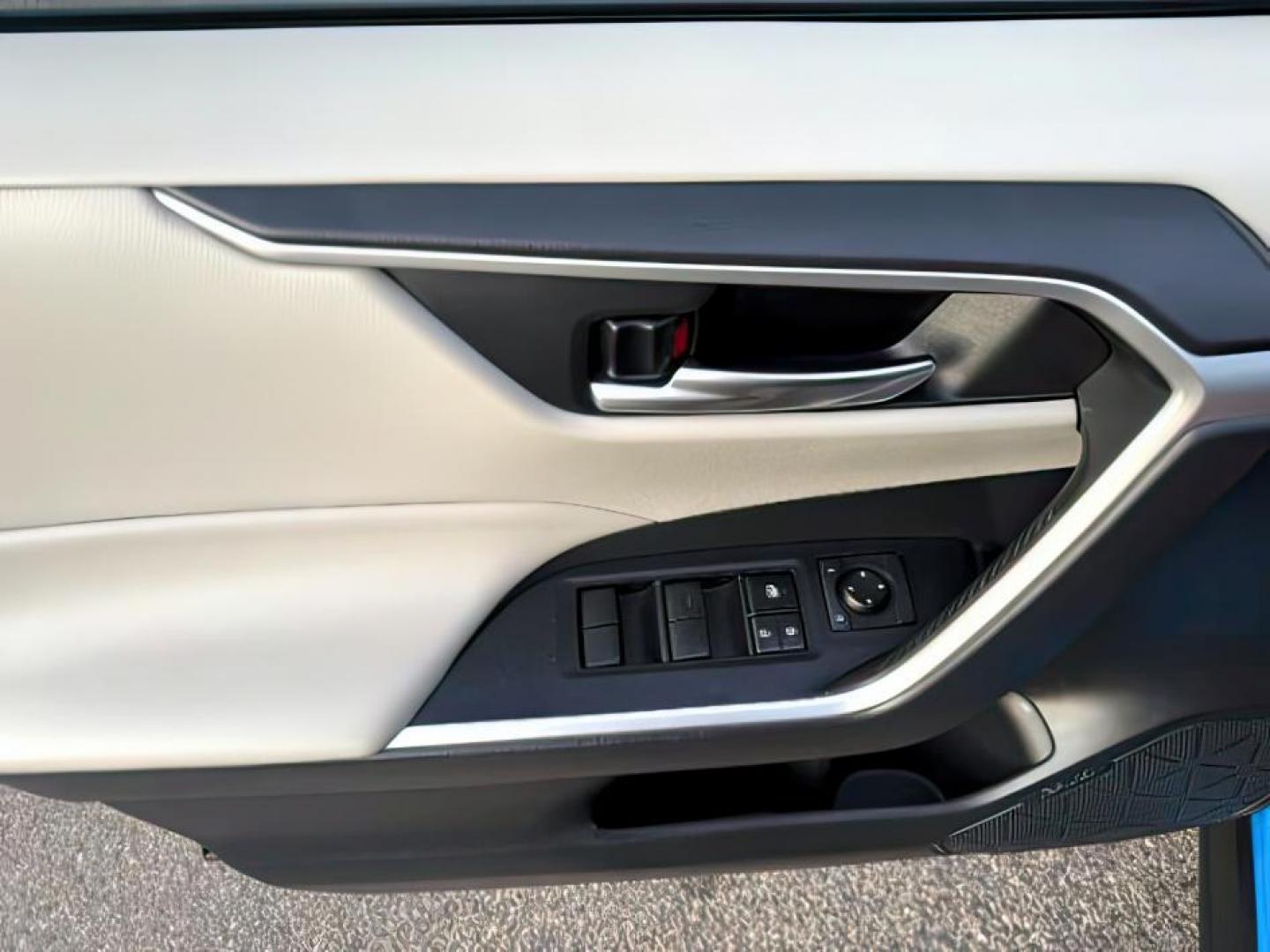 2019 BLUE /Black Toyota RAV4 XLE (2T3W1RFV0KW) with an Dynamic Force 2.5L I-4 port/direct injection engine, AUTOMATIC transmission, located at 1235 N Woodruff Ave., Idaho Falls, 83401, (208) 523-1053, 43.507172, -112.000488 - At Timberline Auto, finding a great deal on your next vehicle is always easy! Our experienced sales staff's goal is to help find you the right vehicle at the right price! Our knowledgeable finance department has options for almost any credit score. We offer extended service contract options to prote - Photo#23