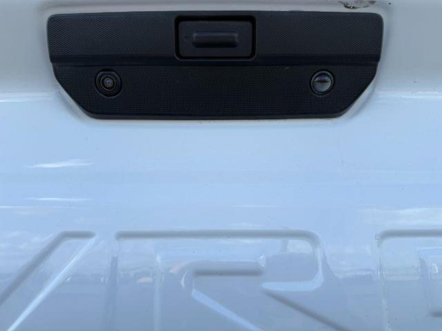 2021 WHITE /Jet Black Chevrolet Silverado 1500 (3GCPYCEF3MG) with an EcoTec3 53L V-8 gasoline direct injection engine, Automatic transmission, located at 1175 N Woodruff Ave, Idaho Falls, ID, 83401, 43.506901, -111.999657 - At Timberline Auto, finding a great deal on your next vehicle is always easy! Our experienced sales staff's goal is to help find you the right vehicle at the right price! Our knowledgeable finance department has options for almost any credit score. We offer extended service contract options to prote - Photo#28