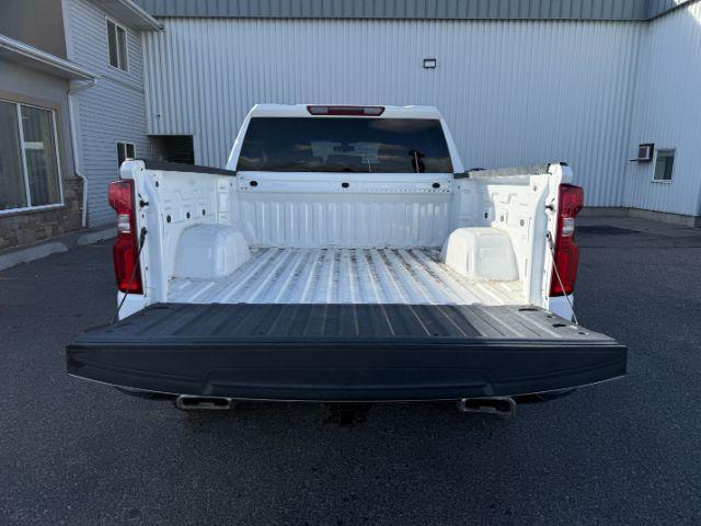 2021 WHITE /Jet Black Chevrolet Silverado 1500 4WD Crew Cab Short Bed Custom Trail Boss (3GCPYCEF3MG) with an EcoTec3 5.3L V-8 gasoline direct injection engine, AUTOMATIC transmission, located at 1235 N Woodruff Ave., Idaho Falls, 83401, (208) 523-1053, 43.507172, -112.000488 - At Timberline Auto, finding a great deal on your next vehicle is always easy! Our experienced sales staff's goal is to help find you the right vehicle at the right price! Our knowledgeable finance department has options for almost any credit score. We offer extended service contract options to prote- Photo#29