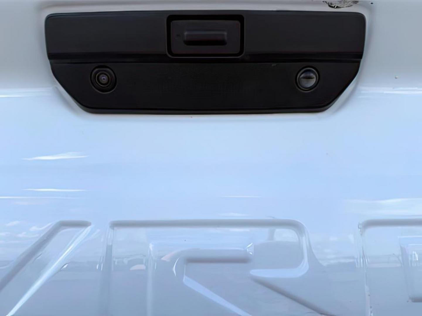 2021 WHITE /Jet Black Chevrolet Silverado 1500 (3GCPYCEF3MG) with an EcoTec3 53L V-8 gasoline direct injection engine, Automatic transmission, located at 1175 N Woodruff Ave, Idaho Falls, ID, 83401, 43.506901, -111.999657 - At Timberline Auto, finding a great deal on your next vehicle is always easy! Our experienced sales staff's goal is to help find you the right vehicle at the right price! Our knowledgeable finance department has options for almost any credit score. We offer extended service contract options to prote - Photo#4