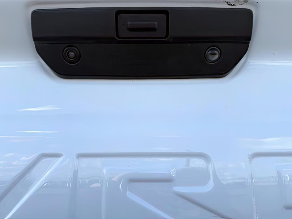 2021 WHITE /Jet Black Chevrolet Silverado 1500 4WD Crew Cab Short Bed Custom Trail Boss (3GCPYCEF3MG) with an EcoTec3 5.3L V-8 gasoline direct injection engine, AUTOMATIC transmission, located at 1235 N Woodruff Ave., Idaho Falls, 83401, (208) 523-1053, 43.507172, -112.000488 - At Timberline Auto, finding a great deal on your next vehicle is always easy! Our experienced sales staff's goal is to help find you the right vehicle at the right price! Our knowledgeable finance department has options for almost any credit score. We offer extended service contract options to prote- Photo#4