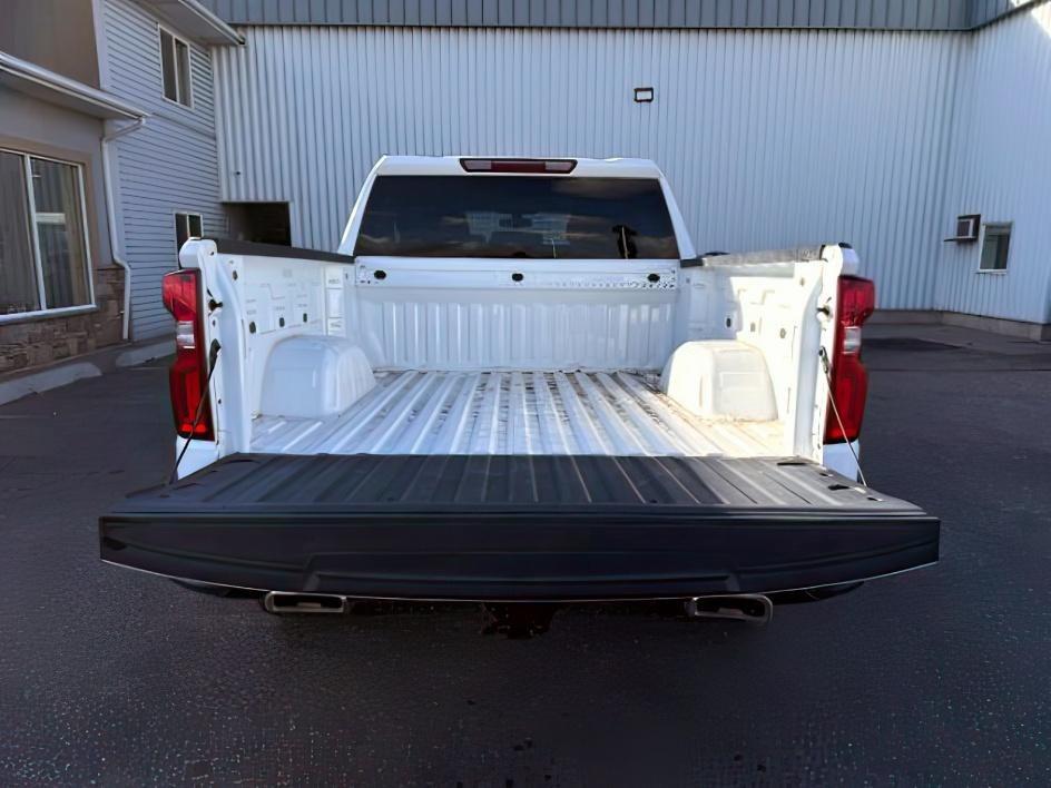 2021 WHITE /Jet Black Chevrolet Silverado 1500 4WD Crew Cab Short Bed Custom Trail Boss (3GCPYCEF3MG) with an EcoTec3 5.3L V-8 gasoline direct injection engine, AUTOMATIC transmission, located at 1235 N Woodruff Ave., Idaho Falls, 83401, (208) 523-1053, 43.507172, -112.000488 - At Timberline Auto, finding a great deal on your next vehicle is always easy! Our experienced sales staff's goal is to help find you the right vehicle at the right price! Our knowledgeable finance department has options for almost any credit score. We offer extended service contract options to prote- Photo#5