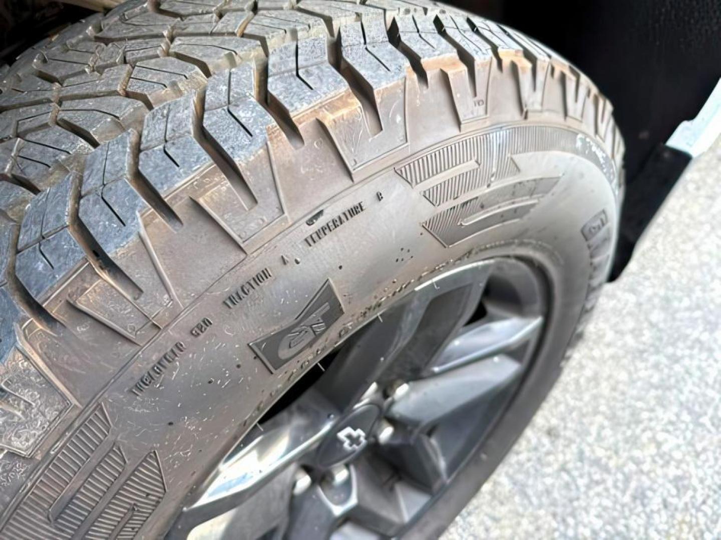 2021 WHITE /Jet Black Chevrolet Silverado 1500 (3GCPYCEF3MG) with an EcoTec3 53L V-8 gasoline direct injection engine, Automatic transmission, located at 1175 N Woodruff Ave, Idaho Falls, ID, 83401, 43.506901, -111.999657 - At Timberline Auto, finding a great deal on your next vehicle is always easy! Our experienced sales staff's goal is to help find you the right vehicle at the right price! Our knowledgeable finance department has options for almost any credit score. We offer extended service contract options to prote - Photo#10