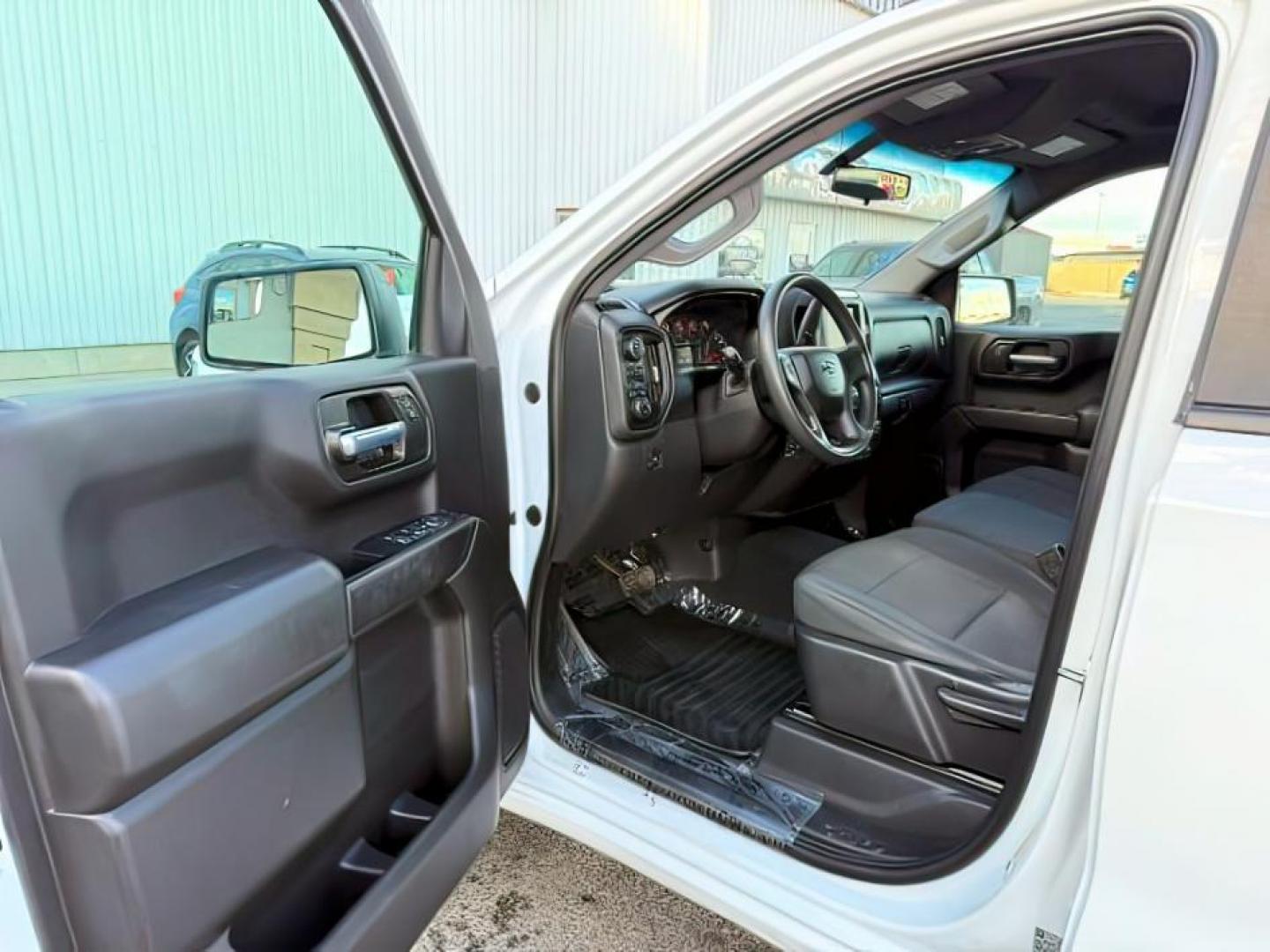 2021 WHITE /Jet Black Chevrolet Silverado 1500 (3GCPYCEF3MG) with an EcoTec3 53L V-8 gasoline direct injection engine, Automatic transmission, located at 1175 N Woodruff Ave, Idaho Falls, ID, 83401, 43.506901, -111.999657 - At Timberline Auto, finding a great deal on your next vehicle is always easy! Our experienced sales staff's goal is to help find you the right vehicle at the right price! Our knowledgeable finance department has options for almost any credit score. We offer extended service contract options to prote - Photo#11