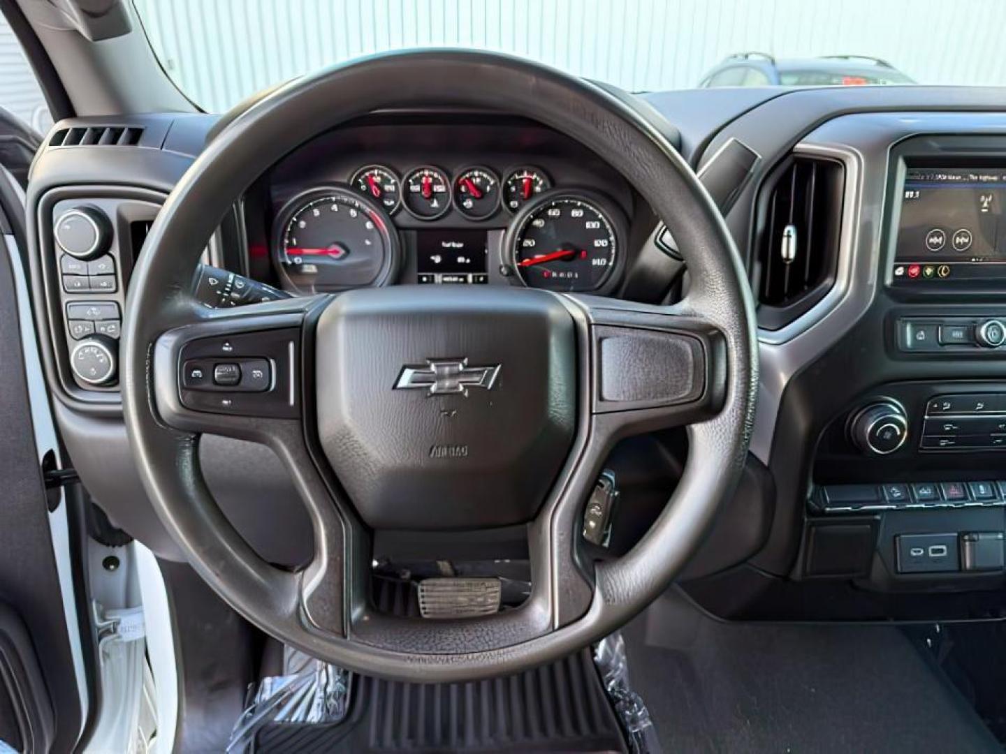 2021 WHITE /Jet Black Chevrolet Silverado 1500 (3GCPYCEF3MG) with an EcoTec3 53L V-8 gasoline direct injection engine, Automatic transmission, located at 1175 N Woodruff Ave, Idaho Falls, ID, 83401, 43.506901, -111.999657 - At Timberline Auto, finding a great deal on your next vehicle is always easy! Our experienced sales staff's goal is to help find you the right vehicle at the right price! Our knowledgeable finance department has options for almost any credit score. We offer extended service contract options to prote - Photo#14