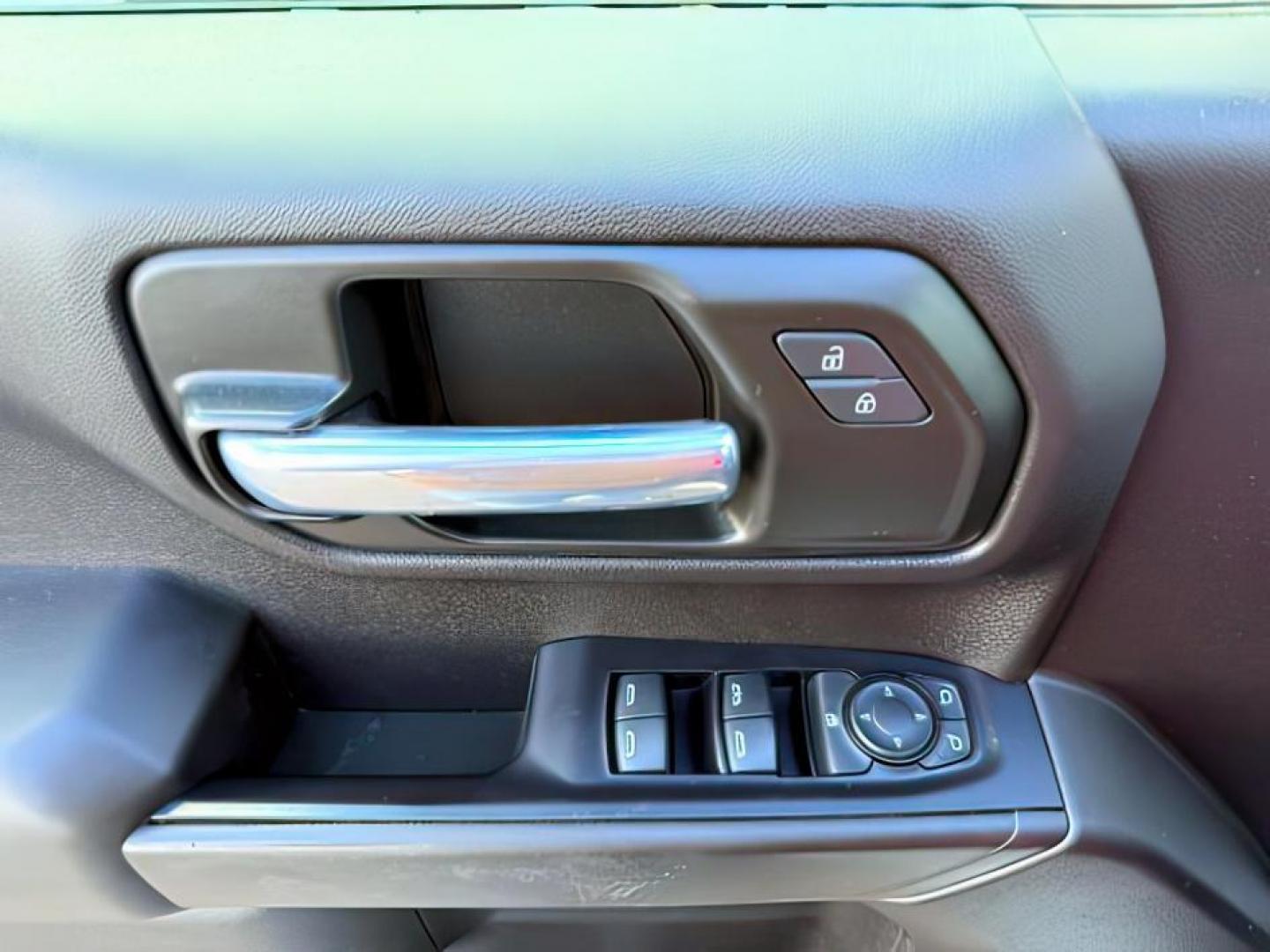 2021 WHITE /Jet Black Chevrolet Silverado 1500 (3GCPYCEF3MG) with an EcoTec3 53L V-8 gasoline direct injection engine, Automatic transmission, located at 1175 N Woodruff Ave, Idaho Falls, ID, 83401, 43.506901, -111.999657 - At Timberline Auto, finding a great deal on your next vehicle is always easy! Our experienced sales staff's goal is to help find you the right vehicle at the right price! Our knowledgeable finance department has options for almost any credit score. We offer extended service contract options to prote - Photo#20