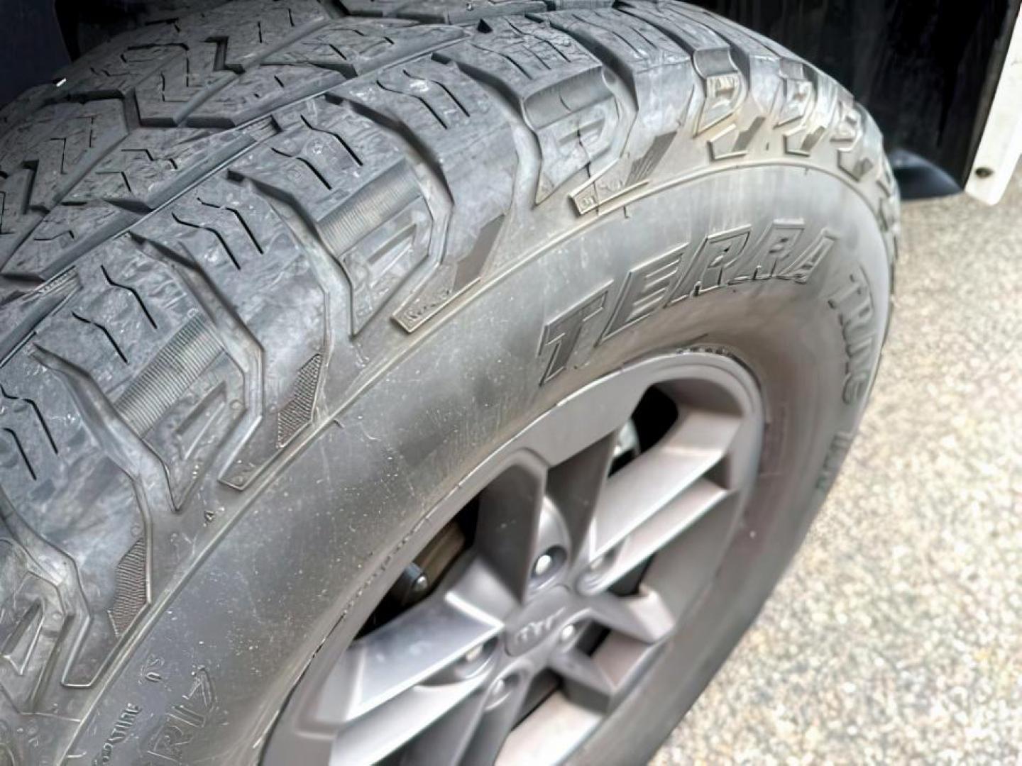 2018 WHITE /Black Jeep Wrangler JK Unlimited Freedom Edition 4x4 (1C4BJWDG3JL) with an Pentastar 3.6L V-6 DOHC engine, AUTOMATIC transmission, located at 1235 N Woodruff Ave., Idaho Falls, 83401, (208) 523-1053, 43.507172, -112.000488 - At Timberline Auto, finding a great deal on your next vehicle is always easy! Our experienced sales staff's goal is to help find you the right vehicle at the right price! Our knowledgeable finance department has options for almost any credit score. We offer extended service contract options to prote - Photo#9