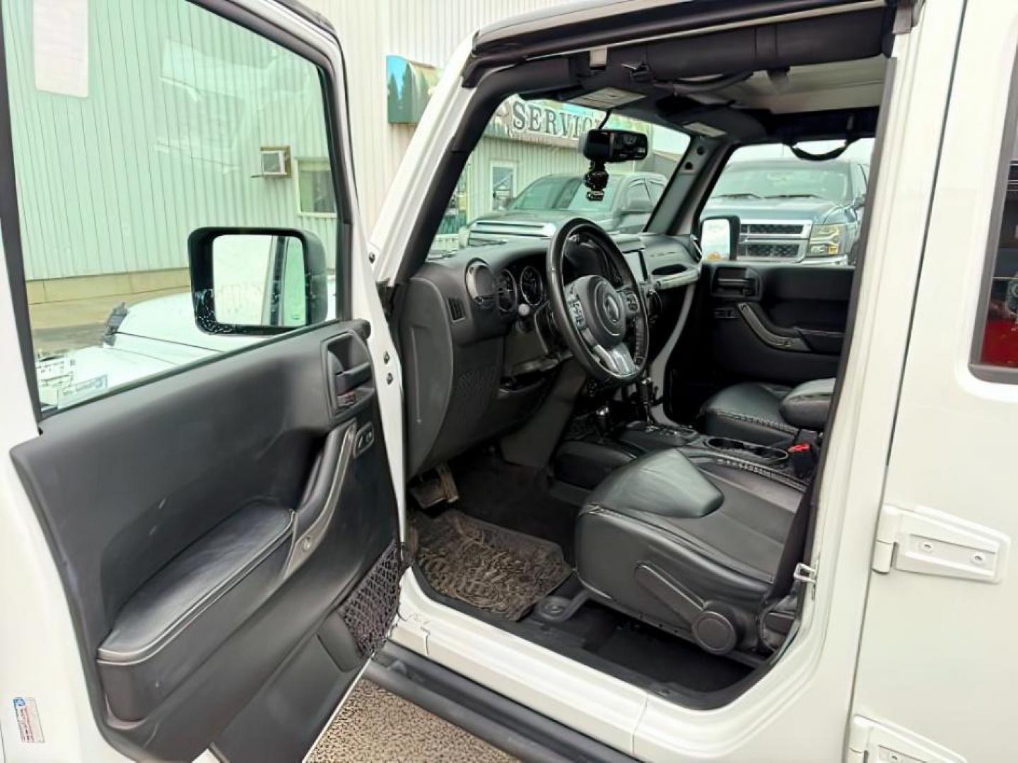 2018 WHITE /Black Jeep Wrangler JK Unlimited Freedom Edition 4x4 (1C4BJWDG3JL) with an Pentastar 3.6L V-6 DOHC engine, AUTOMATIC transmission, located at 1235 N Woodruff Ave., Idaho Falls, 83401, (208) 523-1053, 43.507172, -112.000488 - At Timberline Auto, finding a great deal on your next vehicle is always easy! Our experienced sales staff's goal is to help find you the right vehicle at the right price! Our knowledgeable finance department has options for almost any credit score. We offer extended service contract options to prote - Photo#11