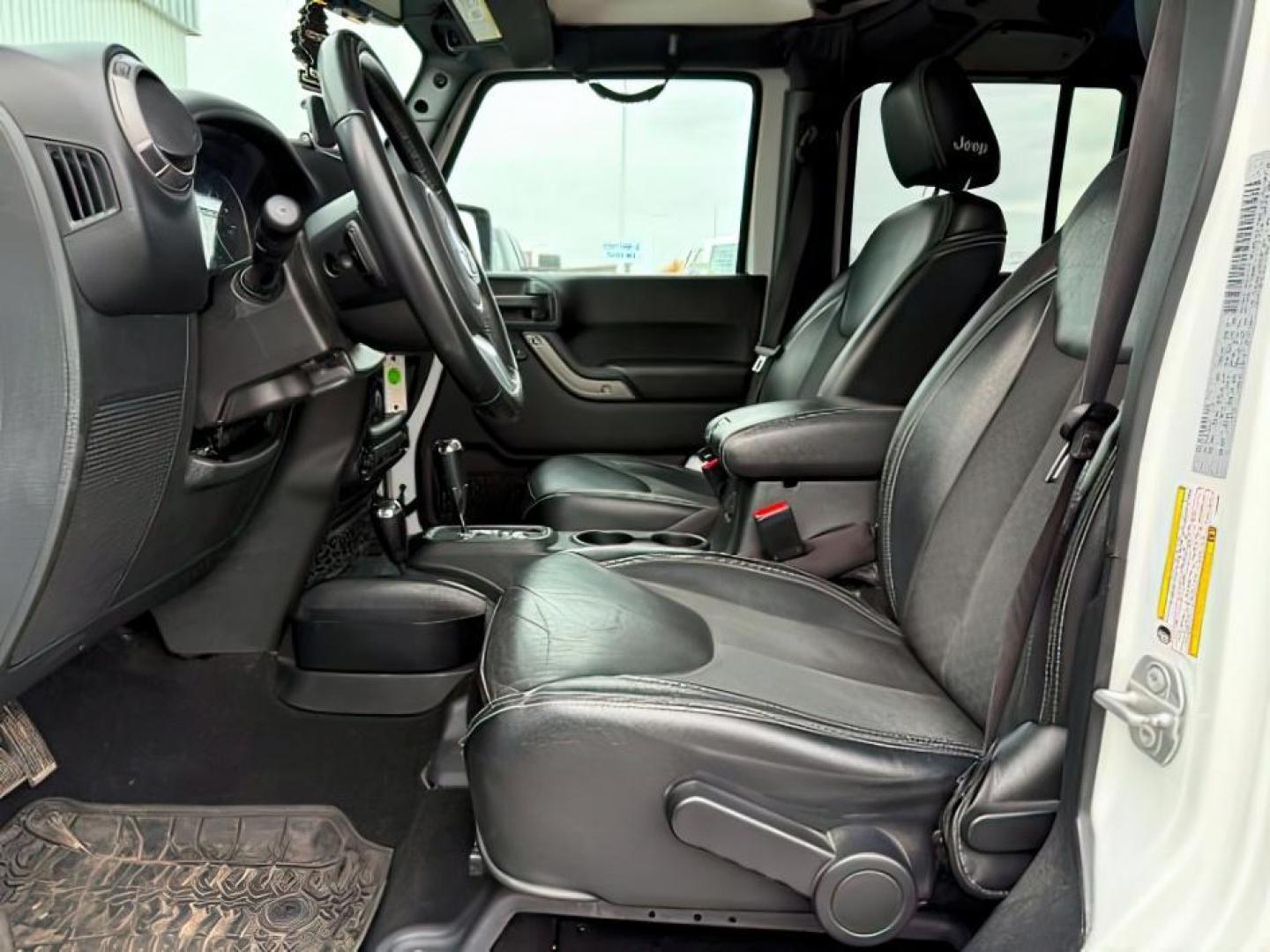 2018 WHITE /Black Jeep Wrangler JK Unlimited Freedom Edition 4x4 (1C4BJWDG3JL) with an Pentastar 3.6L V-6 DOHC engine, AUTOMATIC transmission, located at 1235 N Woodruff Ave., Idaho Falls, 83401, (208) 523-1053, 43.507172, -112.000488 - At Timberline Auto, finding a great deal on your next vehicle is always easy! Our experienced sales staff's goal is to help find you the right vehicle at the right price! Our knowledgeable finance department has options for almost any credit score. We offer extended service contract options to prote - Photo#12