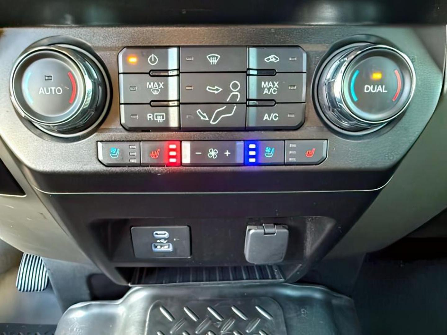 2020 SILVER /Black Ford F-250 (1FT8W2BT4LE) with an Powerstroke 67L V-8 diesel direct injection engine, Automatic transmission, located at 1175 N Woodruff Ave, Idaho Falls, ID, 83401, 43.506901, -111.999657 - At Timberline Auto, finding a great deal on your next vehicle is always easy! Our experienced sales staff's goal is to help find you the right vehicle at the right price! Our knowledgeable finance department has options for almost any credit score. We offer extended service contract options to prote - Photo#19