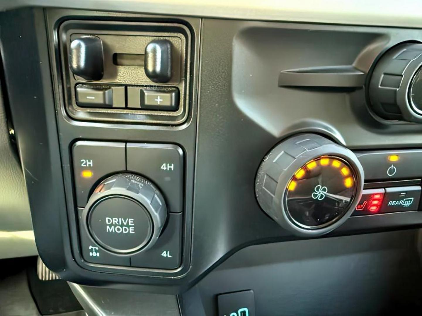 2023 WHITE /Medium Dark Slate Ford F-350 (1FT8W3BT1PE) with an Powerstroke 67L V-8 diesel direct injection engine, Automatic transmission, located at 1175 N Woodruff Ave, Idaho Falls, ID, 83401, 43.506901, -111.999657 - At Timberline Auto, finding a great deal on your next vehicle is always easy! Our experienced sales staff's goal is to help find you the right vehicle at the right price! Our knowledgeable finance department has options for almost any credit score. We offer extended service contract options to prote - Photo#16