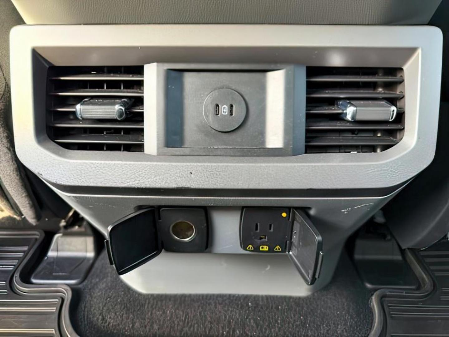 2023 WHITE /Medium Dark Slate Ford F-350 (1FT8W3BT1PE) with an Powerstroke 67L V-8 diesel direct injection engine, Automatic transmission, located at 1175 N Woodruff Ave, Idaho Falls, ID, 83401, 43.506901, -111.999657 - At Timberline Auto, finding a great deal on your next vehicle is always easy! Our experienced sales staff's goal is to help find you the right vehicle at the right price! Our knowledgeable finance department has options for almost any credit score. We offer extended service contract options to prote - Photo#23