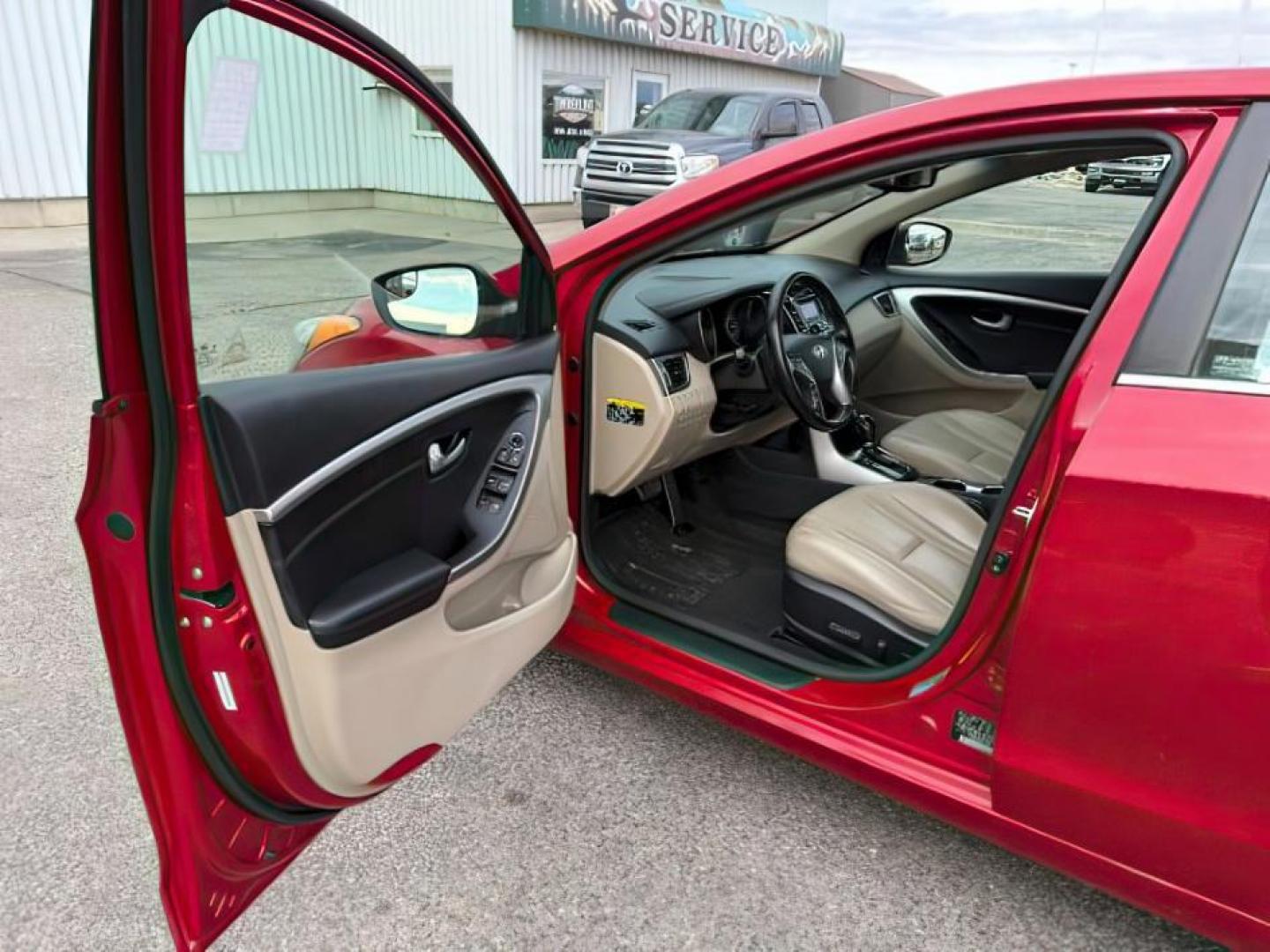 2015 RED /CLOTH Hyundai Elantra GT (KMHD35LH1FU) with an 20 engine, Automatic transmission, located at 1175 N Woodruff Ave, Idaho Falls, ID, 83401, 43.506901, -111.999657 - At Timberline Auto, finding a great deal on your next vehicle is always easy! Our experienced sales staff's goal is to help find you the right vehicle at the right price! Our knowledgeable finance department has options for almost any credit score. We offer extended service contract options to prote - Photo#10